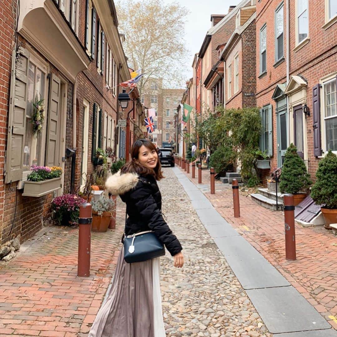 のインスタグラム：「📍Elfreth's Alley 🌼  1720〜1830年頃に建てられた アメリカ最古の住宅街、 #エルフレス小径 は絶対行きたかった場所🏘  3ブロックほどの石畳の通りに 国定歴史建造物に指定されている 可愛い家屋が約30軒並びます🥺💐 本当に一部分ですが、 全く違う雰囲気が味わえて素敵でした💕  #フィラデルフィア旅行記 #完  #philadelphia #elfrethsalley #travel #shorttrip #nyc #フィラデルフィア観光 #ロッキーの舞台と水族館は行ってないし #フィラデルフィア結構訪れる場所ある #週末旅行 #アメリカ旅行 #ニューヨーク生活 #アメリカ暮らし #タビジョ #旅行好きな人と繋がりたい」