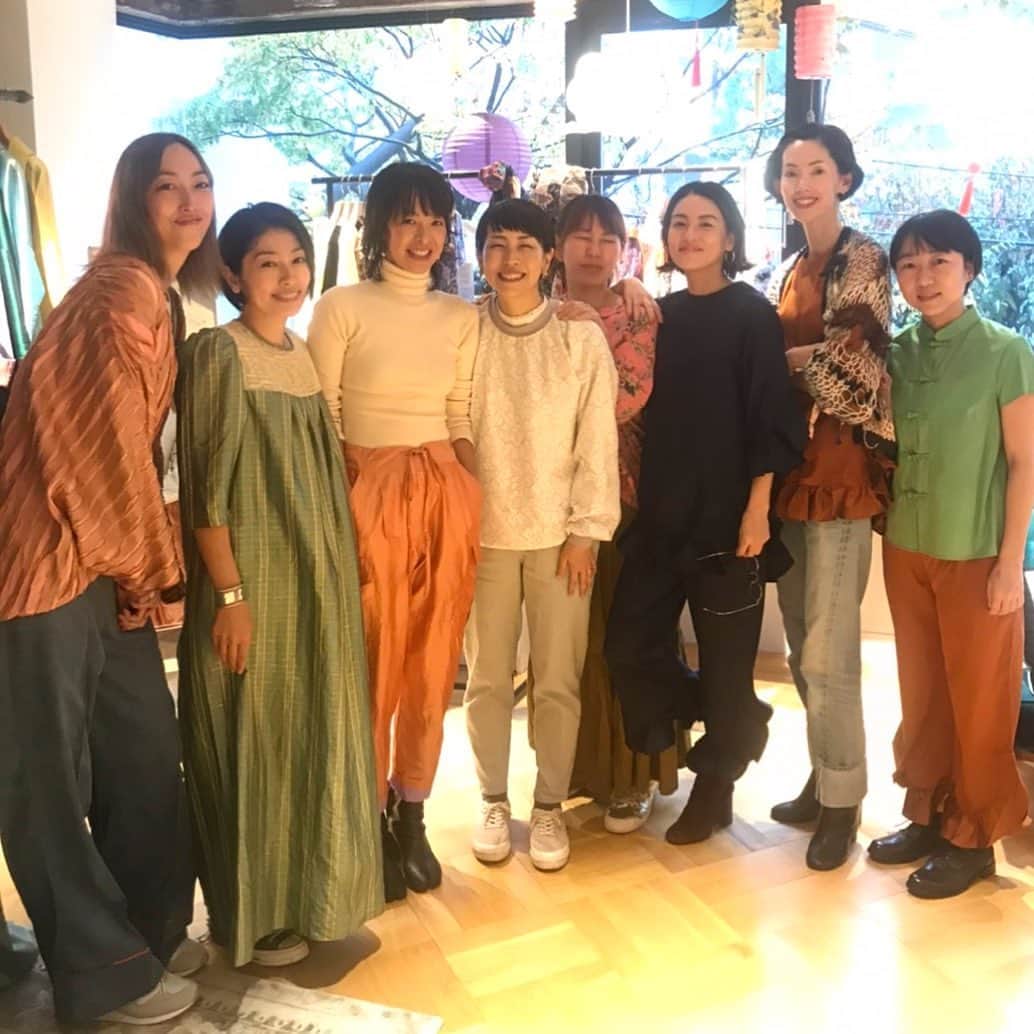桃生亜希子のインスタグラム：「だいすきなあゆみちゃんのブランド　"ari"。@ari_madeinthailand のpop up に行ってきたよ❤️ 今回もスペシャルでかわいいものだらけで欲しいものいっぱいすぎた😍😭💖 @monstyle.aki モンスティルのケーキとチャイも美味しすぎたし✨😊 楽しいみんなと話して、元気ももらった🌞🙏 明日、明後日までやってるそうです。 皆さん、是非❣️」