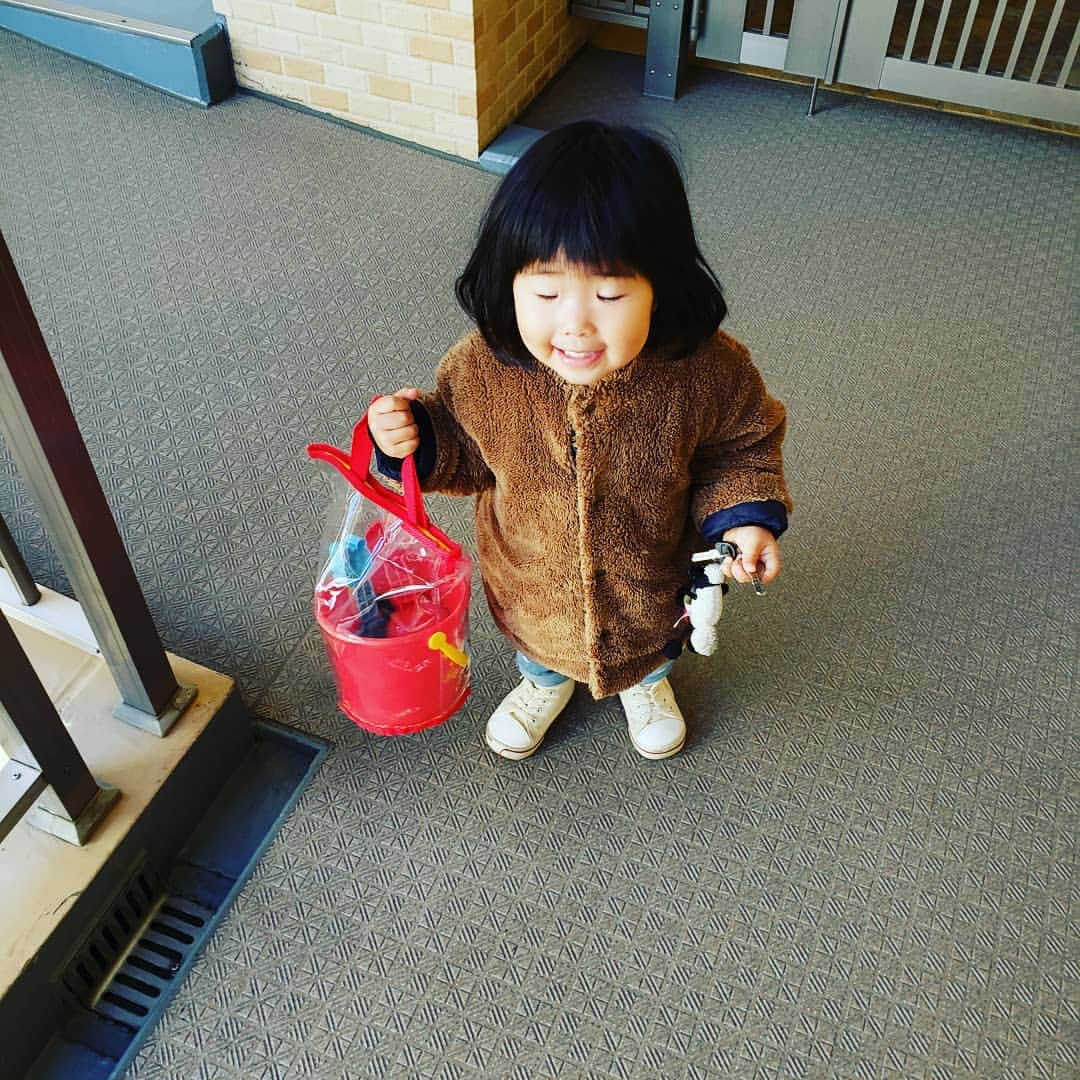 永里亜紗乃のインスタグラム：「いっちょまえになったな〜 #1歳児 #こどものいる暮らし #砂場 #大惨事」