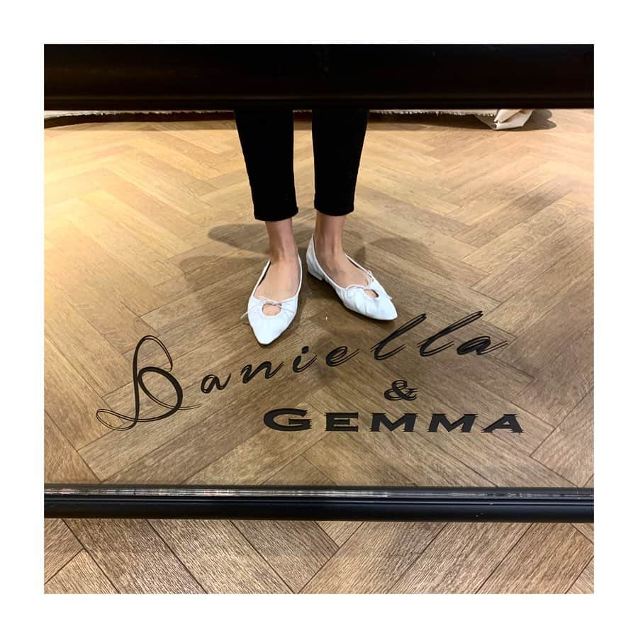 古川美有さんのインスタグラム写真 - (古川美有Instagram)「春靴の展示会へ👠 . @daniella_and_gemma . フラットなのに足が綺麗に見えるものばかりで、ぺたんこ派にはありがたい♡ スクエアトゥにステッチの入ったものがとても可愛かったです。 . 結局、4枚目のブラウンをオーダーしました〜届くの4月だけど笑 楽しみ🧡 #daniellaandgemma #shoes #spring #2020sscollection  #春靴 #展示会」11月22日 15時00分 - miyukogawa