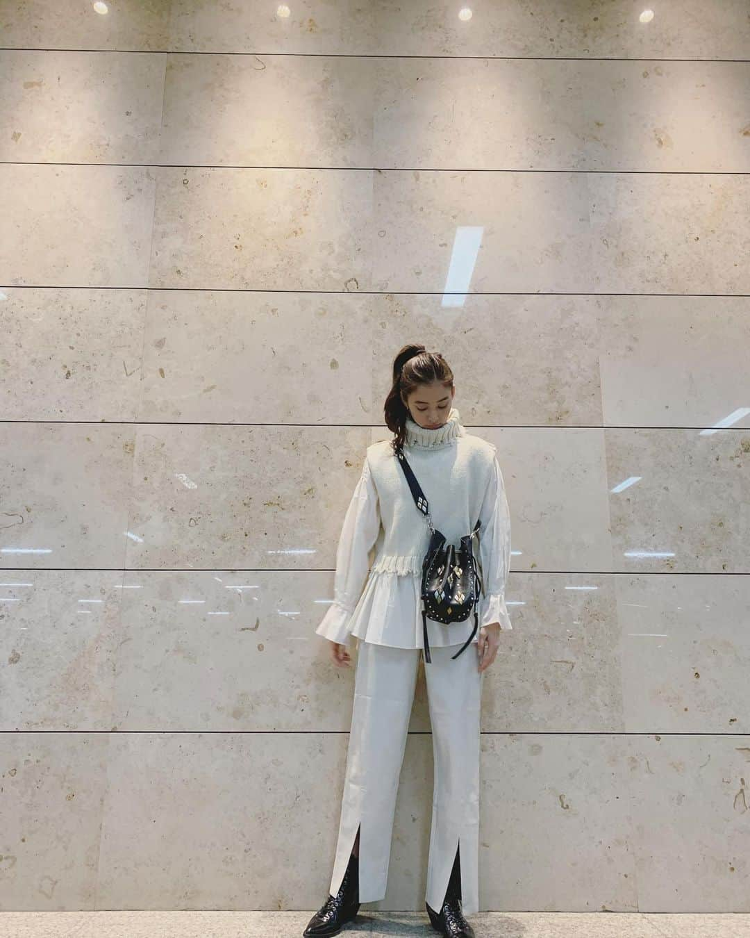 新木優子さんのインスタグラム写真 - (新木優子Instagram)「私服  knit tops : @perverze_official  blouse : @snidel_official  bottom : @style_mixer  shoes : @coach  bag : @isabelmarant  #fashion #mystyle」11月22日 15時00分 - yuuuuukko_