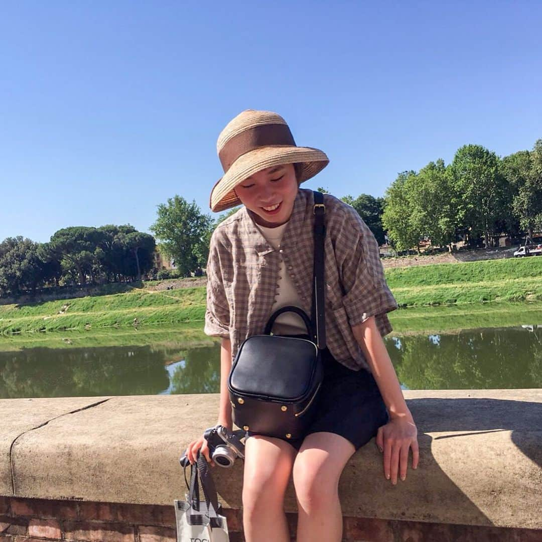 HERZ ヘルツさんのインスタグラム写真 - (HERZ ヘルツInstagram)「#旅モノ 2019 こんにちは！ 🌼ヘルツ大阪店です🌼 . コロンとした形が特徴的なこちらは大阪店大西作！ その名もサイコロバッグ(TB-1935)です🎲 . シンプルでどんなファッションとも合わせやすいデザインです♪ . 腕が通る高さのハンドルとショルダーの 2WAYでお使いいただけます✨ . 「ハンドルにスカーフを巻いてもおしゃれです💓 (byおおにし)」. . 外寸 W20㎝×H20㎝×D12㎝. . ※こちらの商品は実店舗販売のみとさせていただいております。 ※オンラインショップでは販売しておりません。 ※商品詳細のお問い合わせは大阪店までお願いいたします。 ※サンプル商品の為、多少の仕様変更・サイズ変更する可能性がございます。 . 今週もお疲れ様です🌟よい週末をお過ごしください☺️ . 【ヘルツ大阪店】 定休日　毎週水曜・木曜日 営業時間　12:00〜19:00 #ヘルツ #ヘルツ大阪店#ヘルツ大阪店の今日この頃 #革 #革小物#革鞄 #革製品 #herz #herzbag #learher #leatherbelt #leathergoods #madeinjapan #handmade #italy #旅 #旅モノ2019 #ハンドバッグ #ショルダーバッグ」11月22日 15時12分 - herz_bag