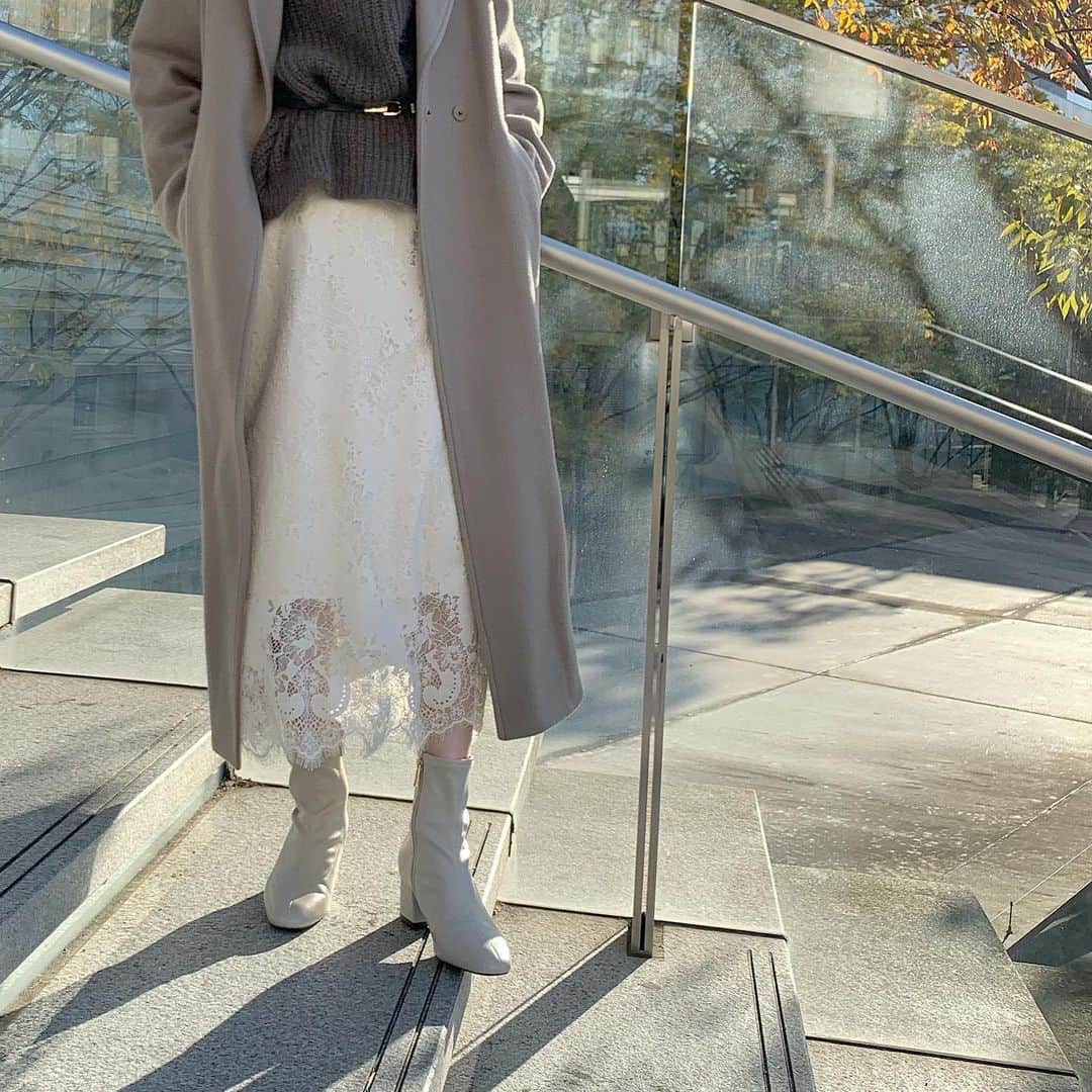ukapiのインスタグラム：「⠀ ⠀ 白の#ストレッチブーツ　２足目。 ⠀ これは、履きやすい◎ 店頭用にっておもったけど、 入荷してもすぐ売り切れちゃう🤷‍♀️ ⠀ ⠀ #ルタロン#letalon  #ブーツ #レーススカート#spickandspan #スピックアンド」