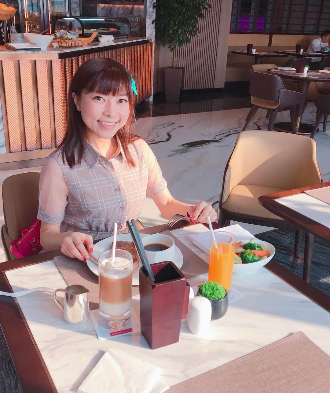 DJ MIYAさんのインスタグラム写真 - (DJ MIYAInstagram)「こんにちはぁ❤️今日の東京は極寒だねー❤️ . 先週は上海旅へ行ってきました⭐︎(^ ^) 上海・陸家嘴にある「Grand Hyatt Shanghai」へ宿泊させていただきました☆彡 . ここは、56階のレストラン❤️ Beef stakeを食べました❤️ . このレストランの席からは目の前に、东方明珠塔が見えてほんとに眺めも最高ですし、ice latteと一緒に食べたステーキセットも🥩絶品でした❤️ . おすすめのrestaurant💗 . .  88階建ての金茂大厦（jingmaotower)の54階〜87階が客室という、MIYAのように タワー好きにはたまらない五つ星ホテルです♪❤️ .  上海来てみてびっくりー！！❤️💗景色がすごーぃ綺麗で、ラスベガスより凄いかも浦東新区❤️ . . . [上海金茂君悦大酒店]  Jin Mao Tower 88 Century Ave, Shanghai, 200121, CHINA 上海市浦东新区新区世纪大道88号金茂大厦 200121 . .  #GrandHyattShanghai #PR  #陸家嘴 #グランドハイアット上海　#グランドハイアット #上海金茂君悦大酒店　#上海ホテル　#上海旅行　#上海 #上海観光　#ジンマオタワー　#旅好き　#上海女子旅 #旅インスタグラマー　#インスタグラマー　#中国旅行 #金茂大厦 #トラベラー　#一人旅　#今日のコーデ #ファッショニスタ　#旅ブロガー　#ブロガー　#浦東 #旅行大好き #アジア旅行 #上海外灘  #マイトリップmiya」11月22日 15時06分 - dj_miya