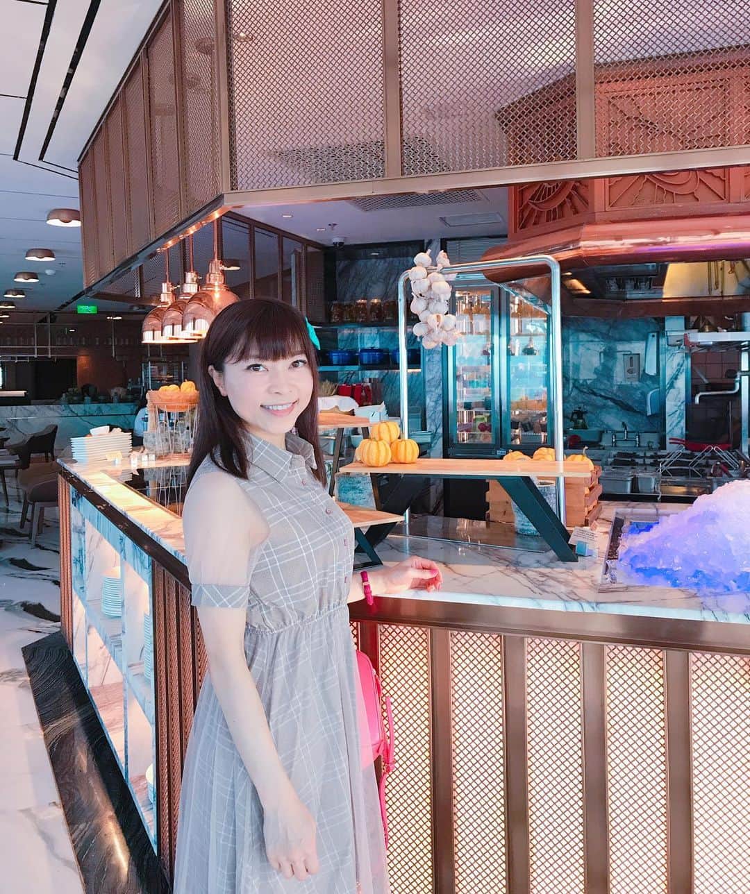 DJ MIYAさんのインスタグラム写真 - (DJ MIYAInstagram)「こんにちはぁ❤️今日の東京は極寒だねー❤️ . 先週は上海旅へ行ってきました⭐︎(^ ^) 上海・陸家嘴にある「Grand Hyatt Shanghai」へ宿泊させていただきました☆彡 . ここは、56階のレストラン❤️ Beef stakeを食べました❤️ . このレストランの席からは目の前に、东方明珠塔が見えてほんとに眺めも最高ですし、ice latteと一緒に食べたステーキセットも🥩絶品でした❤️ . おすすめのrestaurant💗 . .  88階建ての金茂大厦（jingmaotower)の54階〜87階が客室という、MIYAのように タワー好きにはたまらない五つ星ホテルです♪❤️ .  上海来てみてびっくりー！！❤️💗景色がすごーぃ綺麗で、ラスベガスより凄いかも浦東新区❤️ . . . [上海金茂君悦大酒店]  Jin Mao Tower 88 Century Ave, Shanghai, 200121, CHINA 上海市浦东新区新区世纪大道88号金茂大厦 200121 . .  #GrandHyattShanghai #PR  #陸家嘴 #グランドハイアット上海　#グランドハイアット #上海金茂君悦大酒店　#上海ホテル　#上海旅行　#上海 #上海観光　#ジンマオタワー　#旅好き　#上海女子旅 #旅インスタグラマー　#インスタグラマー　#中国旅行 #金茂大厦 #トラベラー　#一人旅　#今日のコーデ #ファッショニスタ　#旅ブロガー　#ブロガー　#浦東 #旅行大好き #アジア旅行 #上海外灘  #マイトリップmiya」11月22日 15時06分 - dj_miya