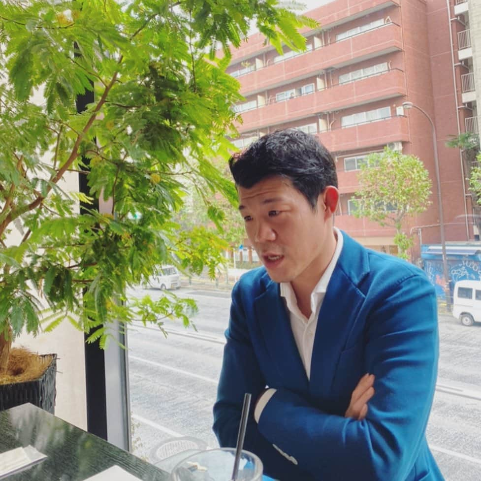 木村悠さんのインスタグラム写真 - (木村悠Instagram)「Yahooニュースで亀田興毅氏の記事を公開しました！  先日の井上尚弥VSドネア戦についてインタビューしました。  亀田氏と井上選手は共通点があります。 ・親の影響でボクシングを始める ・ライトフライ級からバンタム級で戦っていた ・２人とも三階級を制覇している など。  興味深い話が聞けましたね。 Yahooニュースでもトップに取り上げられバズってます。  いつも、いいね、コメントなどありがとうございます！  ボクシングを知ってもらう機会を増やしていきたいと思います！  記事はこちらから↓  亀田興毅が語った井上尚弥「あの試合で完全にスーパースターになった」(木村悠) - Y!ニュース https://news.yahoo.co.jp/byline/kimurayu/20191122-00150754/  #ボクシング #boxing #トレーニング  #ボクサー  #世界チャンピオン #champion  #チャンピオン #木村悠 #二刀流 #boxer  #オンラインジム #亀田興毅 #亀田兄弟 #井上尚弥 #三階級制覇」11月22日 15時17分 - kimura.yu