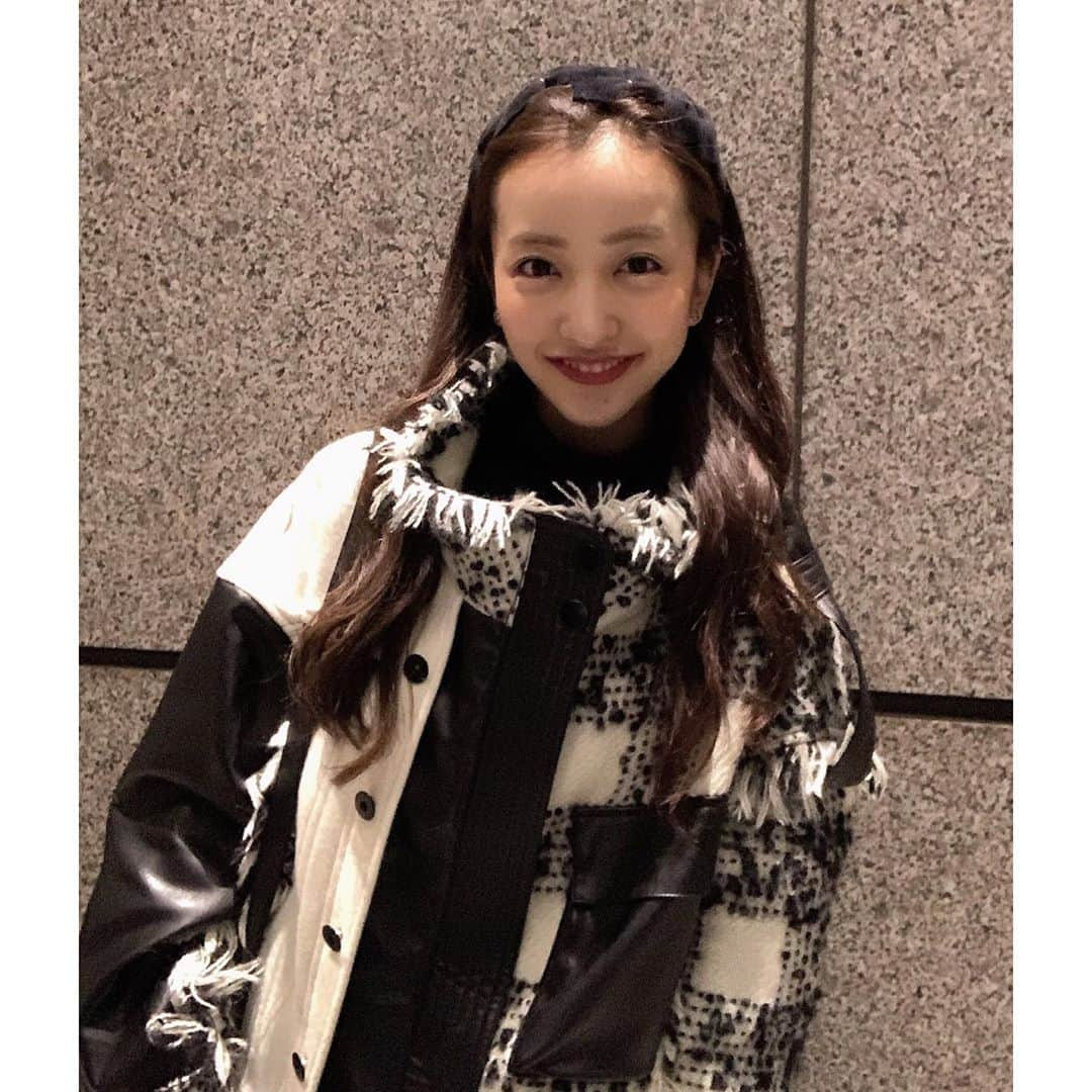 板野友美さんのインスタグラム写真 - (板野友美Instagram)「このコートとってもとってもお気に入り🥰❤️ 今日は本当に寒いので 皆さま、身体を冷やさないように❄  上海LIVEに行ってきます♪」11月22日 15時19分 - tomo.i_0703