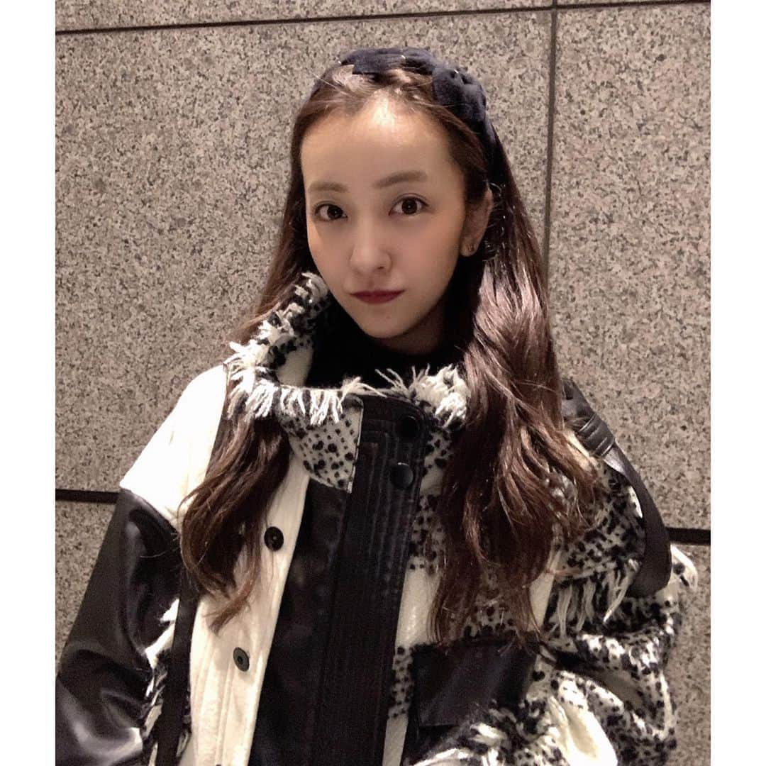 板野友美さんのインスタグラム写真 - (板野友美Instagram)「このコートとってもとってもお気に入り🥰❤️ 今日は本当に寒いので 皆さま、身体を冷やさないように❄  上海LIVEに行ってきます♪」11月22日 15時19分 - tomo.i_0703