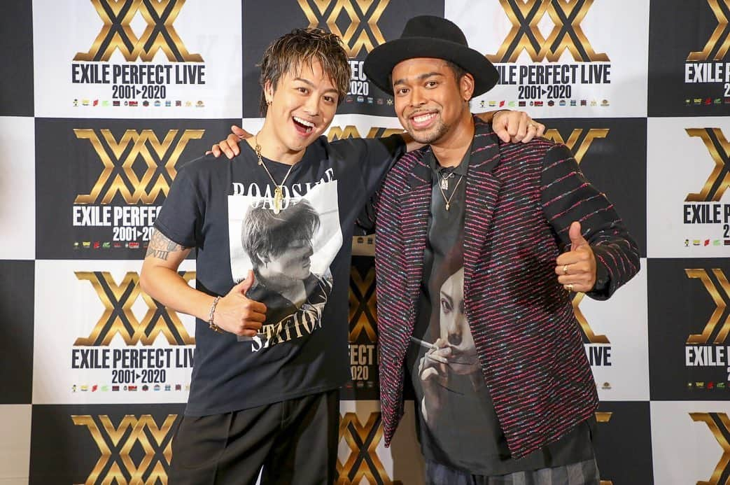 NESMITHさんのインスタグラム写真 - (NESMITHInstagram)「昨夜は熊本で行われた 「EXILE TRIBE FAMILY FAN CLUB EVENT "TAKAHIRO 道の駅 2019"」 を見に行きました✨ TAKAHIRO君の音楽性や人柄、サービス精神旺盛なパフォーマンスを見せてくれたり、歌でグッと引き込まれるシーンがある中でTAKAHIRO君節の聞いたMCで爆笑させられました(笑)🤣 今回の道の駅完走した時には47都道府県制覇🗻‼️ まだ少し早いですが本当にお疲れ様です✨✨ 今日の宮崎、そして沖縄公演も無事に終われる事を願っております✨‼️ ちなみに今回「NES-FES.」での取材もさせていただきましたので、見れる方は今月末最終金曜日のNES-FES.を楽しみにしていてください🎉✨ #EXILE #TAKAHIRO 君 #道の駅 #熊本 #銀杏 (笑) #ちょっとあんた飛ばし過ぎ #www 見に来た人だけが分かるかと、、、(笑)(笑) あの熊本弁もね、、、(笑) あの熊本弁、本当に普段使われてる言葉なんです👌✨ 気になる方は 「カッコつける　熊本弁」 で検索してみてください🤣」11月22日 15時25分 - exile_nesmith_official