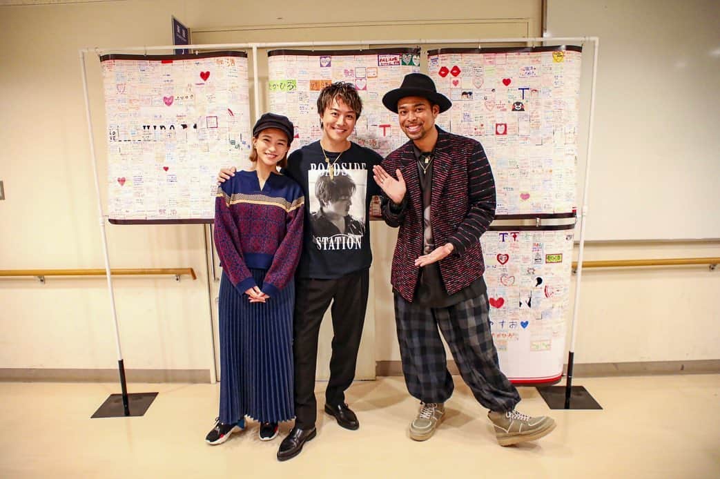 NESMITHさんのインスタグラム写真 - (NESMITHInstagram)「昨夜は熊本で行われた 「EXILE TRIBE FAMILY FAN CLUB EVENT "TAKAHIRO 道の駅 2019"」 を見に行きました✨ TAKAHIRO君の音楽性や人柄、サービス精神旺盛なパフォーマンスを見せてくれたり、歌でグッと引き込まれるシーンがある中でTAKAHIRO君節の聞いたMCで爆笑させられました(笑)🤣 今回の道の駅完走した時には47都道府県制覇🗻‼️ まだ少し早いですが本当にお疲れ様です✨✨ 今日の宮崎、そして沖縄公演も無事に終われる事を願っております✨‼️ ちなみに今回「NES-FES.」での取材もさせていただきましたので、見れる方は今月末最終金曜日のNES-FES.を楽しみにしていてください🎉✨ #EXILE #TAKAHIRO 君 #道の駅 #熊本 #銀杏 (笑) #ちょっとあんた飛ばし過ぎ #www 見に来た人だけが分かるかと、、、(笑)(笑) あの熊本弁もね、、、(笑) あの熊本弁、本当に普段使われてる言葉なんです👌✨ 気になる方は 「カッコつける　熊本弁」 で検索してみてください🤣」11月22日 15時25分 - exile_nesmith_official
