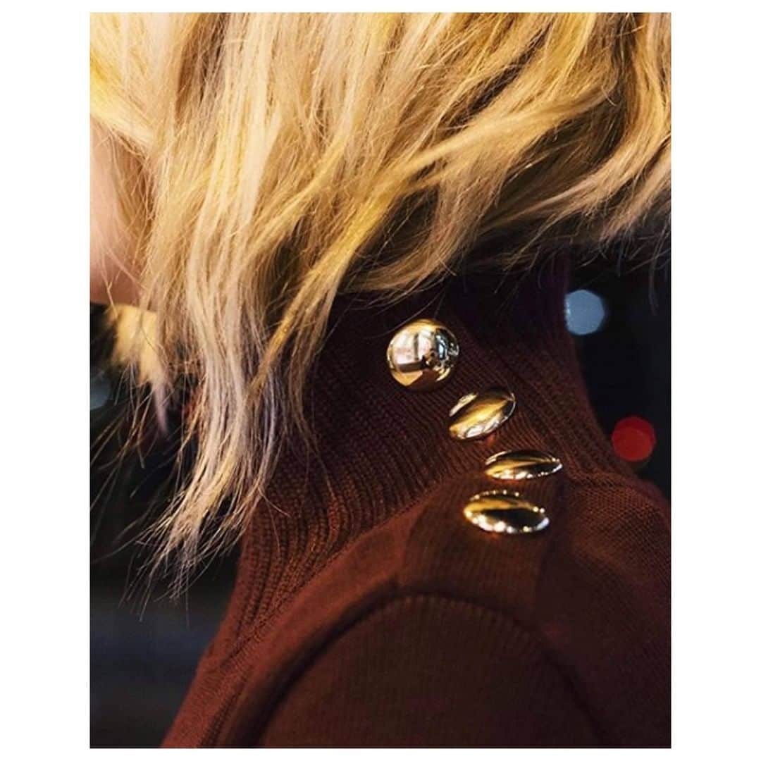 のインスタグラム：「Pull Picasso Hot Wine en laine mérinos à manches longues. 4 coloris disponibles sur valentinegauthier.com et au 88 boulevard Beaumarchais, Paris XI. Notre fournisseur Italien est l’un des protagonistes du secteur grâce à une structure qui intègre toutes les étapes de la chaîne logistique : de la production des fils, en passant par la filatureet les produits finis. Certifié Oeko-Tex Standard 100 (contrôle des substances nocives), Interwoollabs, DNV-GL et RWS (Responsible Wool Standard)visant au bien-être des moutons, au respect des pâturages garantissant l’origine de la laine. Chaque fil utilisé est garanti sans substances nocives minimisant les incidences environnementales et chimiques. Notre bureau d’étude et de production est spécialisé en maille haut de gamme. Les patronages sont réalisés de manière traditionnelle à la main pour faire perdurer le savoir-faire français. . Picasso Hot Wine Picasso sweater in merino wool with long sleeves. 4 colours available on valentinegauthier.com and at 88 boulevard Beaumarchais, Paris XI. Our Italian supplier is one of the protagonists in the sector thanks to a structure that integrates all the stages of the supply chain: from yarn production, through spinning and finished products. Certified Oeko-Tex Standard 100 (control of harmful substances), Interwoollabs, DNV-GL and RWS (Responsible Wool Standard) aimed at the well-being of sheep, respect for pastures guaranteeing the origin of the wool. Each yarn used is guaranteed free of harmful substances minimizing environmental and chemical impacts. Our design and production department is specialized in top-of-the-range knits. Patronage is traditionally done by hand to preserve French know-how. #valentinegauthier #naturalfabrics」