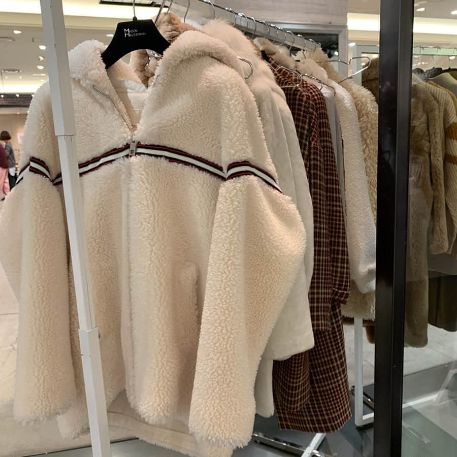 HANKYU.MODEさんのインスタグラム写真 - (HANKYU.MODEInstagram)「WINTER COLLECTION Until 11/26 At 3F 『D.EDIT』 Event Space  #Hankyu #HANKYUMODE #umedahankyu #阪急うめだ本店 #うめだ阪急 #阪急百貨店 #osaka #umeda #mode #nigelpreston #london #maisonhaussmann #delphinecharlotteparmentier #fory #furcollection #ナイジェルプレストン #メゾンオスマン #デルフィーヌシャーロットパルモンティエン #フォーワイ #ファー #ムートン #ボア #カシミアニット #ネックウエア」11月22日 15時31分 - hankyumode