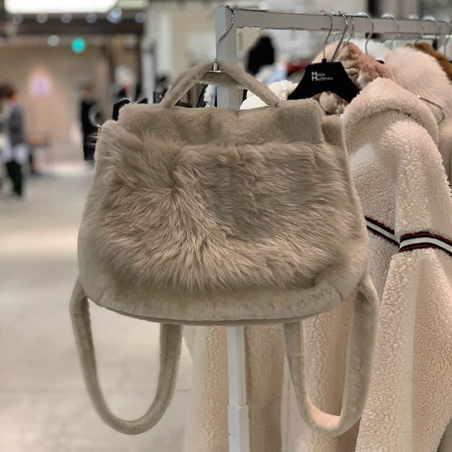 HANKYU.MODEさんのインスタグラム写真 - (HANKYU.MODEInstagram)「WINTER COLLECTION Until 11/26 At 3F 『D.EDIT』 Event Space  #Hankyu #HANKYUMODE #umedahankyu #阪急うめだ本店 #うめだ阪急 #阪急百貨店 #osaka #umeda #mode #nigelpreston #london #maisonhaussmann #delphinecharlotteparmentier #fory #furcollection #ナイジェルプレストン #メゾンオスマン #デルフィーヌシャーロットパルモンティエン #フォーワイ #ファー #ムートン #ボア #カシミアニット #ネックウエア」11月22日 15時31分 - hankyumode