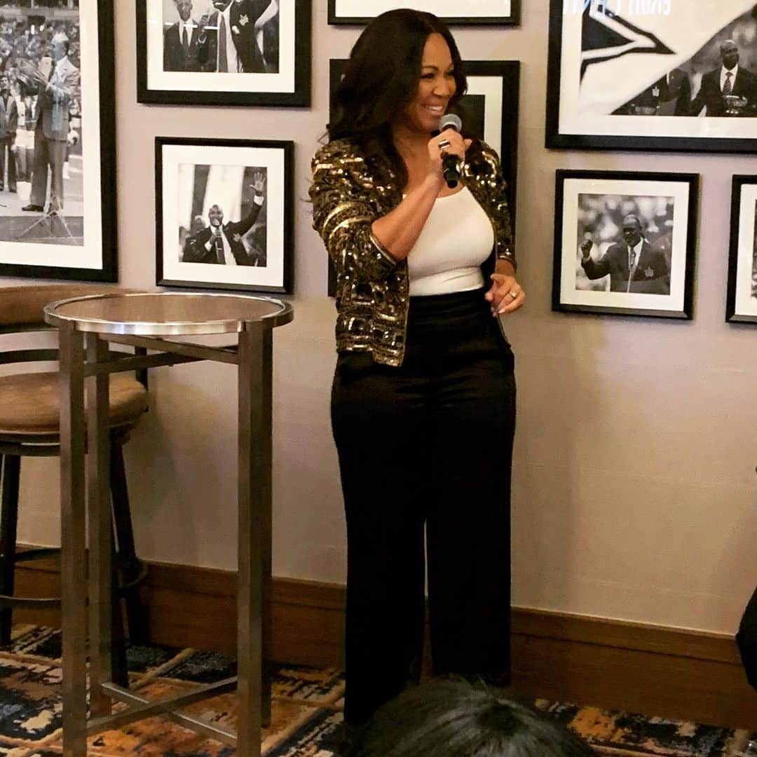 エリカ・キャンベルさんのインスタグラム写真 - (エリカ・キャンベルInstagram)「What an incredible time tonight in a room full of incredible women! Thank you @vashtimckenzie for inviting me to speak and encourage our sisters! #Selah19 #EricaCampbell #MoreThanPretty #MoreThanPrettybook #author」11月22日 15時31分 - imericacampbell