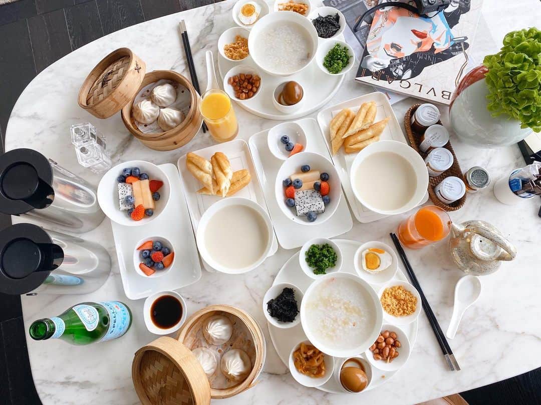 のインスタグラム：「你早！🥢🥟🥣🇨🇳♥️ . 朝から小籠包だなんて。嬉しい。 . . #akikiinshanghai  #bvlgarihotel#bvlgari#bvigarishanghai#shanghai#上海」