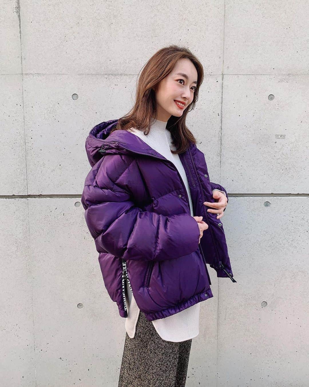 小祝麻里亜のインスタグラム：「もうアウターなしじゃ外に行けない😢今年はショートダウンの気分なので、サウザンドマイルとFREAK'S STORE（フリークスストア）のコラボアウターを調達❣️ ． ショート丈で、ボリュームがあるダウンが今年っぽくてお気に入りです😊🙏　コーデのポイントは、上がボリューミーなので、縦ラインを意識したコーデにしました！私は背が高くないので、ボリュームのあるボトムスを合わせちゃうとバランス悪くなっちゃうので💦 ． サイドのジップでスリットを切り替えられるのも、嬉しいポイント❣️ ． ． 今日はかなり冷えこみますね😢みなさん、温かく過ごされてくださいね☺️☺️ ． ． ＿＿＿＿＿＿＿＿ #freaksstore #outfit #coordinate #look #pr #instafashion #THOUSANDMILE #셀스타그램 #얼스타그램 #코디 #스타일링 #데일리 #데일리룩 #오오티디 #フリークスストア #コーデ #ショートダウン #アウターコーデ #サウザンドマイル @freaksstore_official」