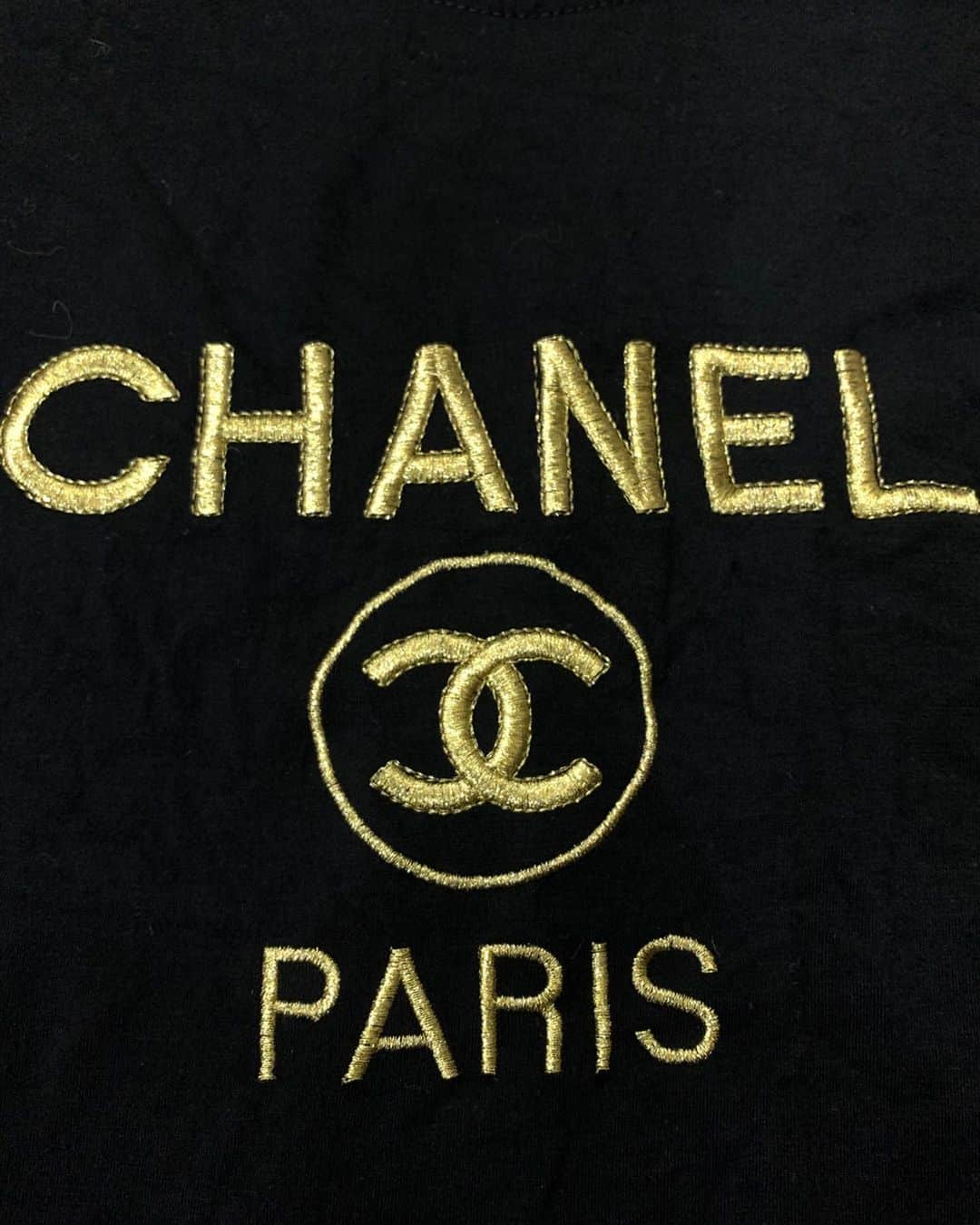 ジャムルさんのインスタグラム写真 - (ジャムルInstagram)「bootleg CHANEL Tee ¥5900+tax 肩幅　49.5cm 身幅　55cm 着丈　53cm . 通販も可能です。 お問い合わせはお電話で承ります。 .  #お問い合わせはお電話で承ります #jammru #osaka  #fashion  #streetstyle  #streetfashion  #vtg  #vintage  #used  #usedclothing  #古着 #古着屋 #ファッション #70s #80s #90s」11月22日 15時40分 - jammru