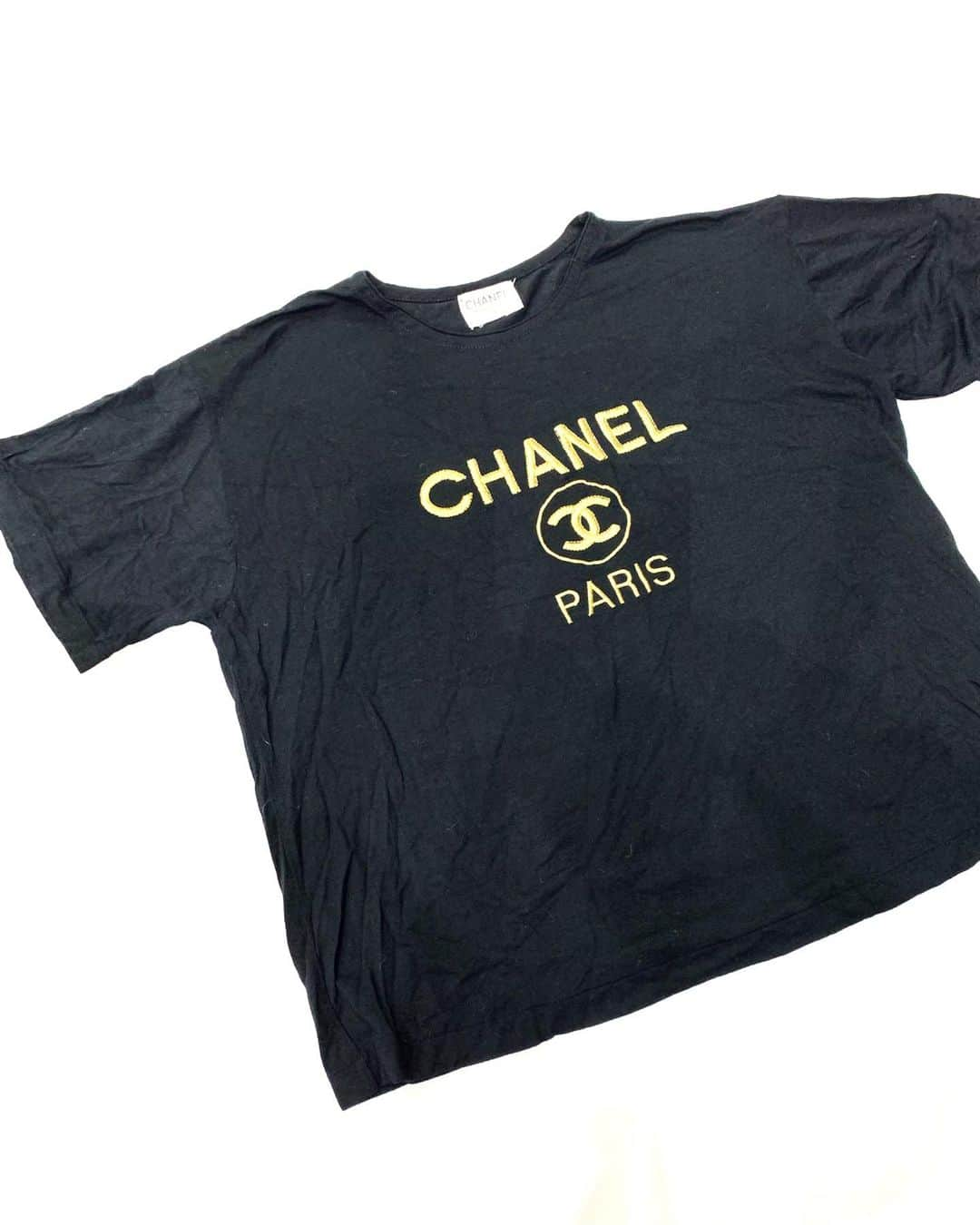 ジャムルさんのインスタグラム写真 - (ジャムルInstagram)「bootleg CHANEL Tee ¥5900+tax 肩幅　49.5cm 身幅　55cm 着丈　53cm . 通販も可能です。 お問い合わせはお電話で承ります。 .  #お問い合わせはお電話で承ります #jammru #osaka  #fashion  #streetstyle  #streetfashion  #vtg  #vintage  #used  #usedclothing  #古着 #古着屋 #ファッション #70s #80s #90s」11月22日 15時40分 - jammru