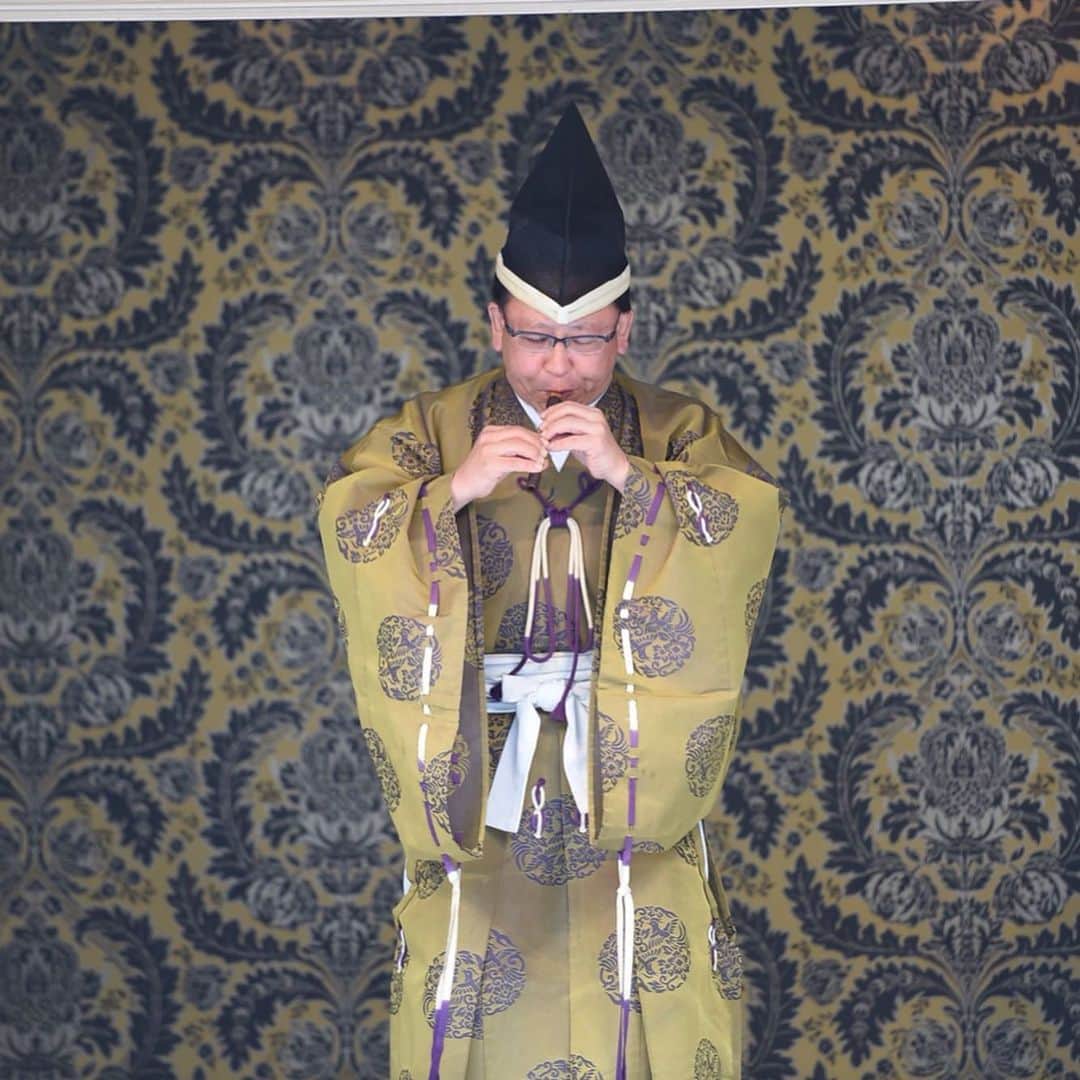 東京タワーの麓の結婚式さんのインスタグラム写真 - (東京タワーの麓の結婚式Instagram)「🗼 今日はここでしか感じることのできない 東京タワーに見守られながらおこなわれる 神前式の特徴を紹介します ⇄スワイプしてくださいね . ◇日本の伝統的な挙式スタイル⛩👘 ◇神社に祀られている神様に誓う ◇新婦様は白無垢に綿帽子の純白に身を包む ◇新郎新婦&ご親族で盃を交わす🤵👰👨‍👩‍👧‍👦 ◇巫女からが豊栄の舞をまってくれる🌿 . . 和装での結婚式に憧れている 伝統的な挙式スタイルを感じてみたい方は ぜひ考えてみてください❤️✨ 詳細は➡(@theplaceoftokyo)まで♡ . #theplaceoftokyo #プレイスオブトウキョウ #東京タワー #東京タワー🗼 #東京タワーで結婚式 #東京タワーが好き #インスタジェニック婚 #tokyotower #wedding #プレ花嫁 #卒花嫁 #2019冬婚 #結婚式準備 #結婚式場探し #式場探し #東京花嫁 #関東プレ花嫁 #日本中のプレ花嫁さんと繋がりたい #東京タワーが見える #東京タワーの真下 #ウェディングケーキ #神前式#神前式挙式 #神前式レポ」11月22日 15時42分 - theplaceoftokyo