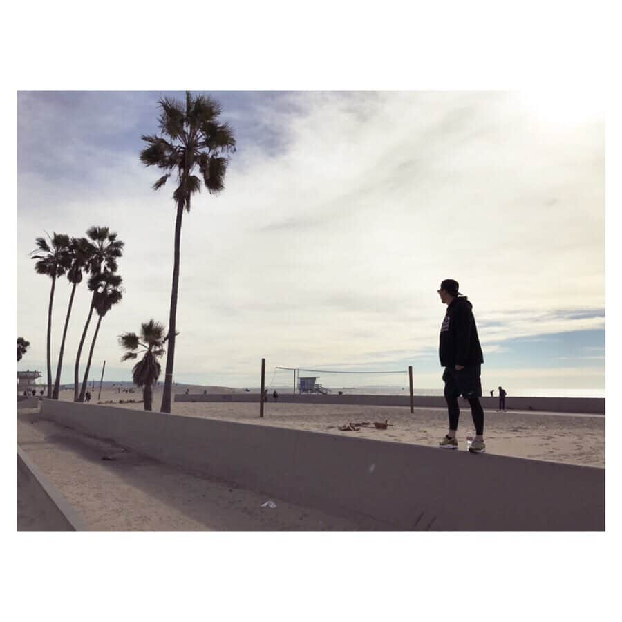 前田健太さんのインスタグラム写真 - (前田健太Instagram)「→→→VENICE🏖 ベニスビーチ、マッスルビーチへ 行ってきました！ この日はマッチョはあまりいなかったです。笑 #la#venice  #venicebeach  #ベニス#ベニスビーチ  #マッスルビーチ #観光スポット #練習終わりなのでジャージです #マエケン体操帽子」11月22日 15時49分 - 18_maeken