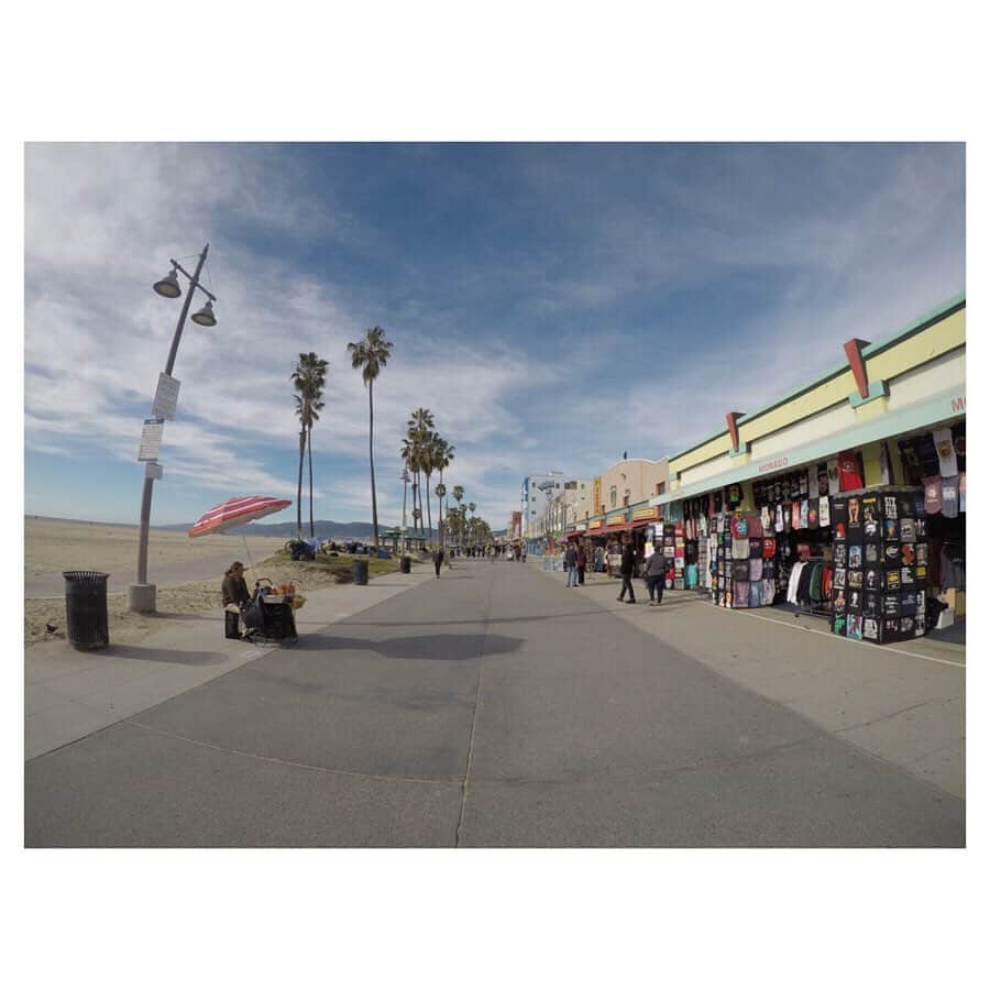 前田健太さんのインスタグラム写真 - (前田健太Instagram)「→→→VENICE🏖 ベニスビーチ、マッスルビーチへ 行ってきました！ この日はマッチョはあまりいなかったです。笑 #la#venice  #venicebeach  #ベニス#ベニスビーチ  #マッスルビーチ #観光スポット #練習終わりなのでジャージです #マエケン体操帽子」11月22日 15時49分 - 18_maeken