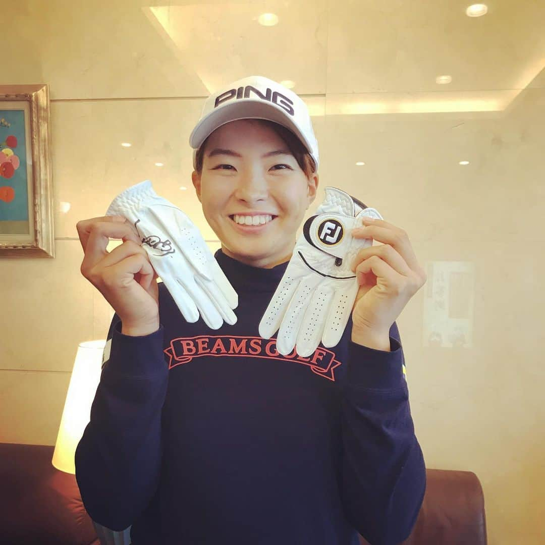 Footjoy Japanさんのインスタグラム写真 - (Footjoy JapanInstagram)「＜＜渋野日向子プロ、サイン入りグローブ　プレゼントキャンペーン！＞＞ FJグローブ契約として渋野プロをサポートしているフットジョイに、日頃こちらをご覧いただく皆様のために、渋野プロからサイン入りグローブを頂きました！  そのサイン入りグローブを、現在フットジョイ・ジャパン公式Facebookをフォローしていただいている皆様の中から、抽選で２名様にプレゼントさせて頂きます！ ＜応募方法＞ 公式Facebookをフォローして頂き、かつコメント欄に渋野プロに対するメッセージを入れて頂ければ完了です。 ＜応募期限＞ 2019年12月2日（月）23:59まで  コメント応募はFacebookのみ有効とさせて頂きます。  LPGAツアーも残り２戦となりました。 渋野プロへ皆様の熱い応援コメントをフットジョイ・ジャパン公式Facebookにお書きください！」11月22日 16時04分 - footjoy.japan