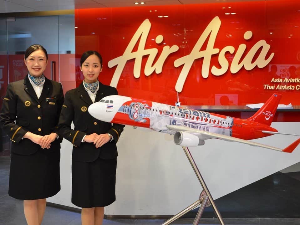 AirAsia (公式) さんのインスタグラム写真 - (AirAsia (公式) Instagram)「今年から新規就航したエアアジアの福岡↔︎バンコク・クアラルンプール路線を記念して、JR九州さんと、相互の観光促進を目的としたコラボレーションの第2弾を実施しました！😀 第1弾は、エアアジアのキャビンクルーが博多駅から大人気のD&S列車「ゆふいんの森」に1日客室乗務員として乗車🚞  そして今回の第2弾は、、、😉 福岡空港のエアアジアのチェックインカウンター前でエアアジアのキャビンクルーからJR九州の客室乗務員さんへ花束の贈呈💐 そして、福岡⇛バンコク線搭乗のみなさまをお見送りしていただきました！✈ さらに現地ではバンコクのエアアジアオフィスをご案内！なかなか見られないコラボレーション！そして、エアアジアのキャビンクルーが、魅力をお伝えするバンコクツアーを実施してくれました。現地でもJR九州さんの制服は目立つようでいろんな方に声をかけてもらっていました♪ 😘  これからも一緒に福岡、九州の魅力を伝えていきたいですね♪ Thank you @jr_lady_official  #エアアジア #エアアジアx #airasia #jr九州 #jr #コラボ　#客室乗務員 #cabincrew #キャビンクルー #福岡」11月22日 15時57分 - airasia_jpn