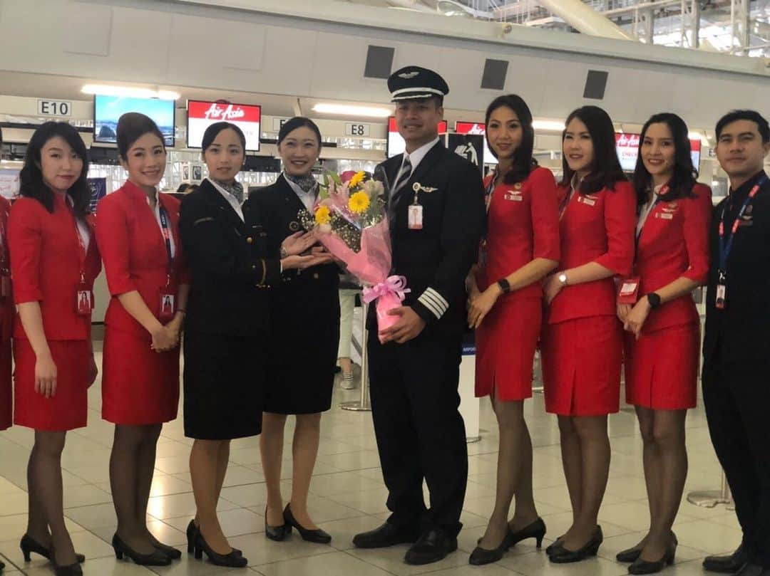 AirAsia (公式) さんのインスタグラム写真 - (AirAsia (公式) Instagram)「今年から新規就航したエアアジアの福岡↔︎バンコク・クアラルンプール路線を記念して、JR九州さんと、相互の観光促進を目的としたコラボレーションの第2弾を実施しました！😀 第1弾は、エアアジアのキャビンクルーが博多駅から大人気のD&S列車「ゆふいんの森」に1日客室乗務員として乗車🚞  そして今回の第2弾は、、、😉 福岡空港のエアアジアのチェックインカウンター前でエアアジアのキャビンクルーからJR九州の客室乗務員さんへ花束の贈呈💐 そして、福岡⇛バンコク線搭乗のみなさまをお見送りしていただきました！✈ さらに現地ではバンコクのエアアジアオフィスをご案内！なかなか見られないコラボレーション！そして、エアアジアのキャビンクルーが、魅力をお伝えするバンコクツアーを実施してくれました。現地でもJR九州さんの制服は目立つようでいろんな方に声をかけてもらっていました♪ 😘  これからも一緒に福岡、九州の魅力を伝えていきたいですね♪ Thank you @jr_lady_official  #エアアジア #エアアジアx #airasia #jr九州 #jr #コラボ　#客室乗務員 #cabincrew #キャビンクルー #福岡」11月22日 15時57分 - airasia_jpn