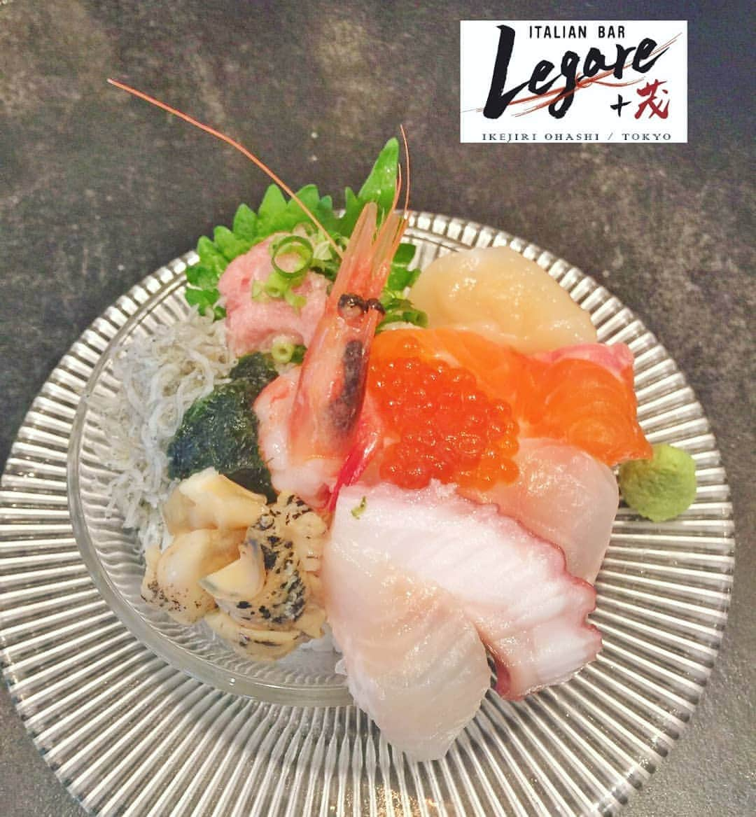 Legare+茂さんのインスタグラム写真 - (Legare+茂Instagram)「【土日㊗祭🎌】 ランチ限定メニューあります・其の①♪ . ➡📷✨８種盛り！海鮮丼🐟 . ⏩前菜＆サラダ盛り合わせ🍀 ⏩ソフトドリンク🍹 ⏩デザート🍨 　付いてます♪♪ . 【土日㊗祭🎌】午前11:30～営業中！ アラカルトもどうぞ☺ ------------------ レガーレ+茂は、 キャッシュレス5%還元対象店です💴 ------------------ . ◾レガーレ＋茂◾ 世田谷区池尻3-4-2srビル池尻1F ☎︎:03-6805-2858 . #池尻 #池尻大橋 #イタリアン #イタリアンバル #バル #レガーレ #レガーレ茂 #legare茂 #レガーレ池尻 #italian  #italianbar #三軒茶屋 #女子会 #東京グルメ #食べ歩き #東京食べ歩き #鮮魚 #魚料理 #魚バル #中目黒 #食スタグラム #世田谷グルメ #lunch #ランチ #海鮮 #丼 #海鮮丼 🐟」11月22日 15時57分 - legare_shigeru