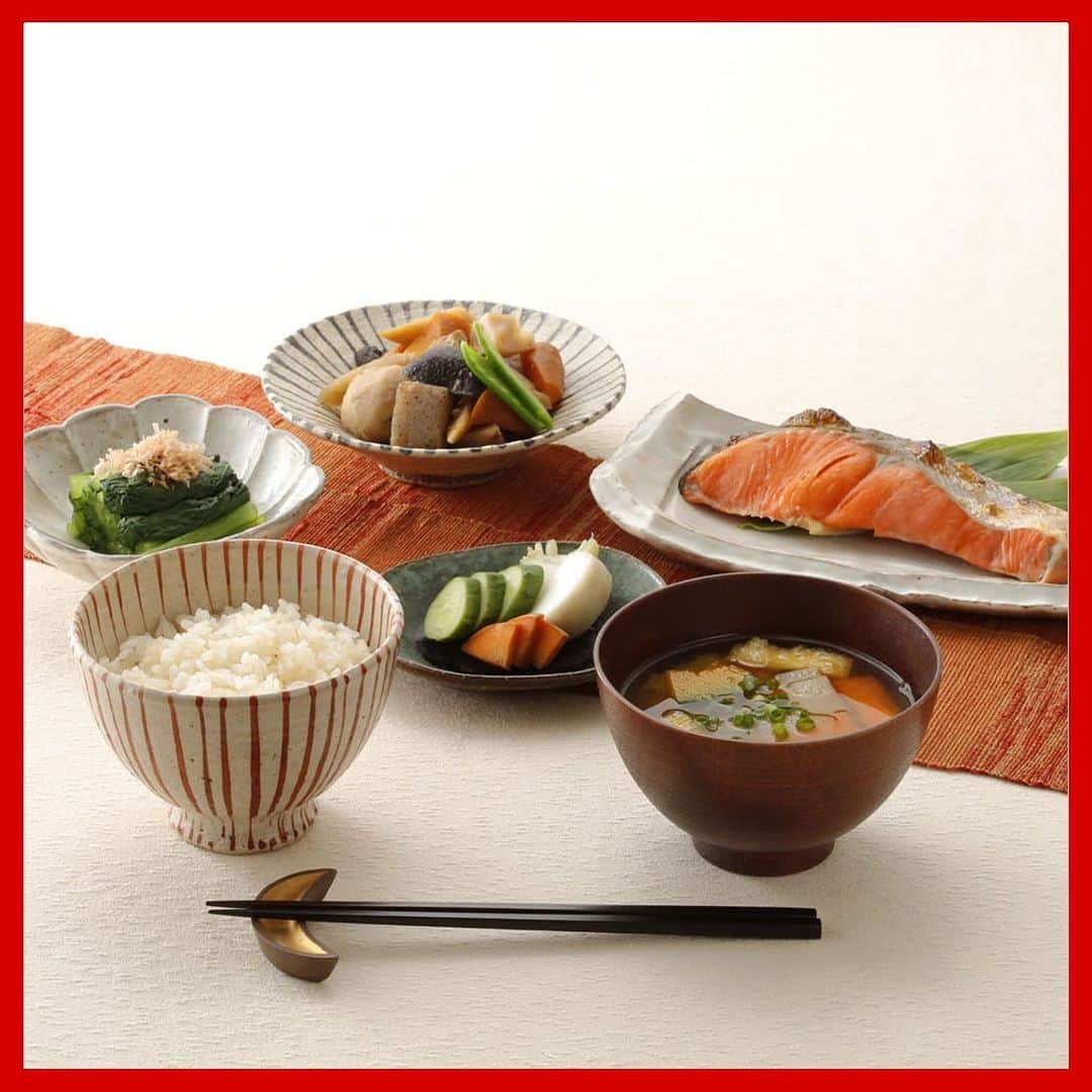 cooking_ajinomotoさんのインスタグラム写真 - (cooking_ajinomotoInstagram)「11月24日は和食の日🍙❣️﻿ ﻿ みなさん、和食の日の由来はご存知ですか⁉️🐼 ﻿ ﻿ 和食文化の保護継承を推進する一般社団法人和食文化国民会議は、日本人の一人ひとりが「和食文化」について認識を深め、和食文化の大切さを再認識するきっかけの日となっていくよう願いをこめて、11月24日を“いい日本食”「 #和食の日 」と制定しています😌💭﻿ ﻿ #一汁三菜 を基本とする日本の #食事 スタイルは #理想的 な#栄養バランス と言われ、「だし」をはじめとする「うま味 」を上手に使うことにより、動物性油脂の少ない #食生活 を実現し、日本人の長寿、肥満防止に貢献しています✨﻿ #健康的 で #美味しい #和食ライフ を楽しみましょう😊♫﻿ ﻿ #味の素 #ajinomoto #広報部 #アジパンダ #おうちごはん #ご飯 #簡単 #献立 #作り置き #豊かな食卓 #レシピ #日本料理 #体質改善 #デリスタグラム #栄養 #料理勉強中 #和食ごはん #食事管理 #家ご飯 #毎日ごはん  #和食献立﻿」11月22日 16時00分 - ajinomoto_park