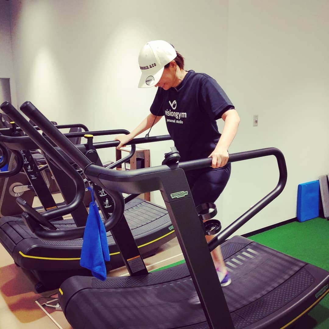 真山景子のインスタグラム：「EMS初体験してきました。電流が流ているスーツをきて、ハイテクなトレーニング！凄かった！！普段自分が使えてない筋肉も刺激してくれるのでボディメイクにはとてもいいかも。 続けられるかな🤔🤔🤔🤔結局ちゃんと続けないと。だよねー。全身筋肉痛です😂😂😂 #visiongym_toyosu #visiongym_shibuya #EMS #トレーニング時間20分」