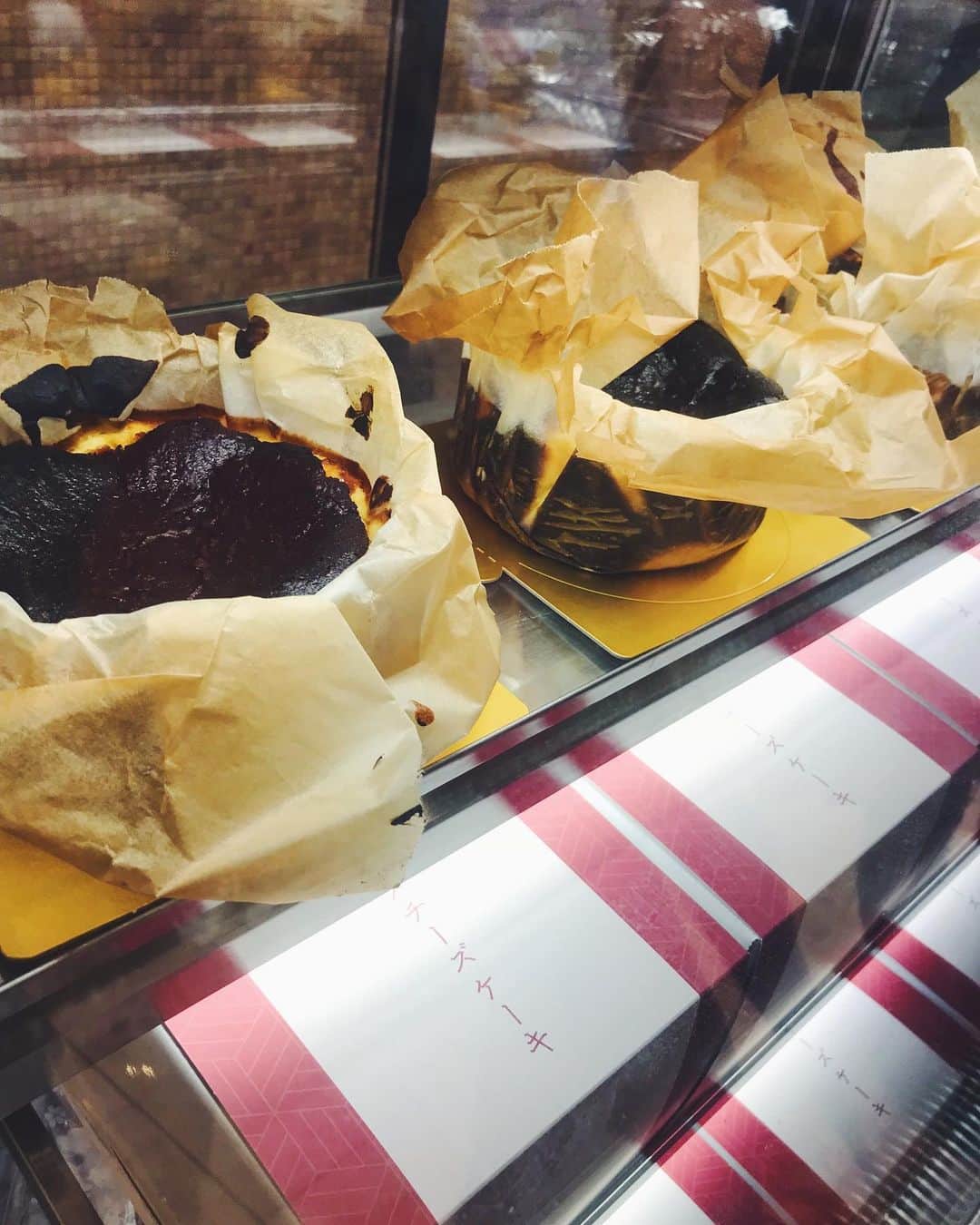 佐倉真衣さんのインスタグラム写真 - (佐倉真衣Instagram)「#究極のバスクチーズケーキ 🧀✨ . 今日から始まった、大好きな笄軒 (@azabukougaiken)のバスクチーズケーキのpop up♡ 早速行ってきました🤤 . コレ本当においしいんだよなぁ。 今夜ワインと一緒に食べよっと🍷  今日から12月1日まで🙋‍♀️ 一体私は何回行くのだろうか。 . 新橋駅地下街だから、皆さん会社帰りとかショッピングの流れでサクッと買えて便利ね♡ . #basquecheesecake #cheesecake #tokyo #popup #sweets #バスクチーズケーキ #新橋 #笄軒」11月22日 16時12分 - maitanaka20