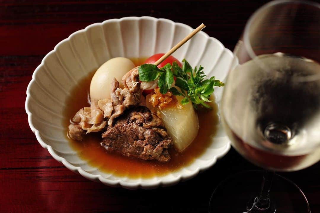 のインスタグラム：「【鹿出汁とジビエの「肉」を味わうおでん】﻿ ﻿ Taste the rich meat flavor of "Gibier Oden" - a warming winter dish made with wild boar and deer meats in HOSHINOYA Karuizawa﻿ ﻿ 信州では、鹿や猪などのジビエを古くからの食文化の一つとして受け継いできました。例年、信州では11月15日に狩猟が解禁されるため、冬が新鮮なジビエが流通する旬の時期です。﻿ ﻿ 星のや軽井沢では、信州の食文化に触れていただくことを目的に、冬限定の食事メニューとして「ジビエおでん」を提供しています。今回は、ジビエの「肉」をより楽しんでいただけるようにしました。肉は雉(キジ)や兎(ウサギ)、鶉(ウズラ)、猪、穴熊、鹿などを用意する予定です。一口にジビエと言ってもバリエーションは実に豊かで、肉の味わいもそれぞれ。今冬はジビエの魅力に触れ、身近に感じていただきたいと考えています。﻿ ﻿ #HoshinoResorts #星野リゾート #hoshinoya #星のや #hoshinoyaKaruizawa #星のや軽井沢 #Nagano #Karuizawa #長野 #長野県 #軽井沢 #軽井沢旅行 #KaruizawaTrip #luxuryresort #JapaneseHotels #travelJapan #ig_Japan #MyTinyAtlas #JapanTravel #信州 #ジビエ #おでん」