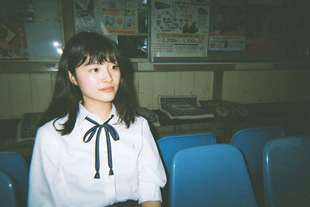 川床明日香さんのインスタグラム写真 - (川床明日香Instagram)「お知らせです。  HBOアジア製作のオリジナルアンソロジーシリーズ『フードロア：Life in a Box』 に出演させていただきます‼︎ 日本では2020年2月15日(土)よりBS10 スターチャンネルにて放送されます。  私は神地愛衣として安田顕さんの娘役を演じさせていただきました。  この作品を通して、普段何気なく食べている母の手料理の温かさを感じました。  今までとは違った役柄で自分の力不足に、押し潰されそうになりましたが、撮影が進むにつれて、愛衣を通して感じた気持ちに、大丈夫だな、と自信を持てるようになっていきました。  撮影期間、本当に楽しかったです。 とても素敵な作品に参加できたことを幸せに思います。  ぜひ、ご覧ください‼︎」11月22日 16時28分 - asuka_tokotoko