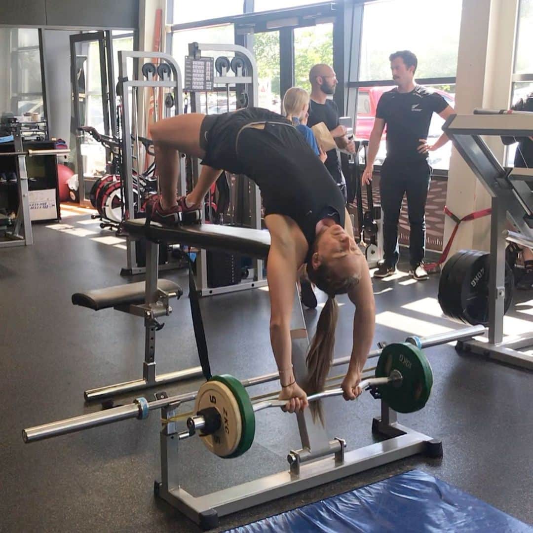Tori Peetersさんのインスタグラム写真 - (Tori PeetersInstagram)「Swipe ⏩ for progression...then tag a mate you think could fit underneath me on the last photo 🐒  On a side note, I’m slowly working on my strength and range with this exercise. 1RM on this is 48kg with plenty of room for improvement 👍🏽 . . . . . . #javelintraining #throwerslife #poweredbypics #earnthefern #stretch #strength #rangeofmovement #pullovers #safetyfirst #length #stronggirls #girlswholift #specifics #lookatthatponytailtho」11月22日 16時29分 - tori_peeters60