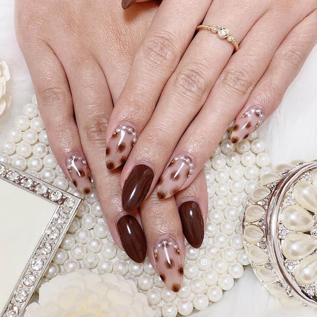 のインスタグラム：「めちゃくちゃリクエストあった 新しいネイルです💅🏼💕 お気に入りのデザインなのだ🥺💓 . アンククロスネイルでやったよ (@ankhcross_nail ) もうずっとアンクに通ってます👍💕 上手いしパーツも 取れたことない🤣💓 . #ネイル#ネイルデザイン #ネイルサロン#ネイルアート#冬ネイル#nail#💅💗#お気に入り#可愛い#アンククロスネイル#ネイル好きな人と繋がりたい」
