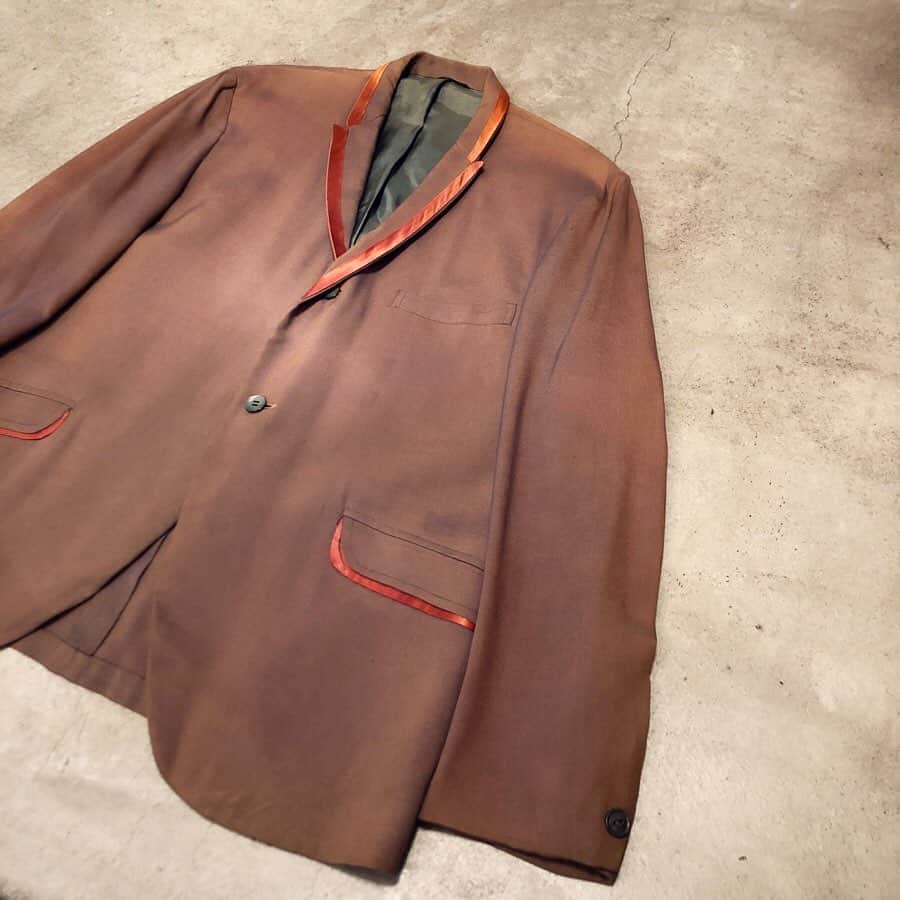 birthdeathさんのインスタグラム写真 - (birthdeathInstagram)「★New Arrival★  1950's Mocha brown Iridescent fabric tailored jacket with satin trim  size 38 ・ ・ ・ #birthdeath #vintage #tokyo #fashion #shibuya」11月22日 16時32分 - birthdeath_tokyo