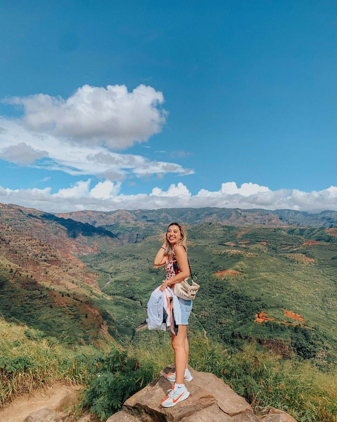 植野有砂さんのインスタグラム写真 - (植野有砂Instagram)「Nice to meet you Kauai !!! 😍🙏🏻🌳🌲🌳🌲I’m now filled with energy from all the nature🥺✨ずーっときたかったカウアイ島に2泊3日で行ってきたよ！本当に最高すぎました。地球って本来これなんだよね、本当に美しい。ぜひオアフに行く人はカウアイにも行って欲しいな✨次はハワイ島行くと決めた！ #kauai #hawaii #カウアイ島」11月22日 16時35分 - alisaueno