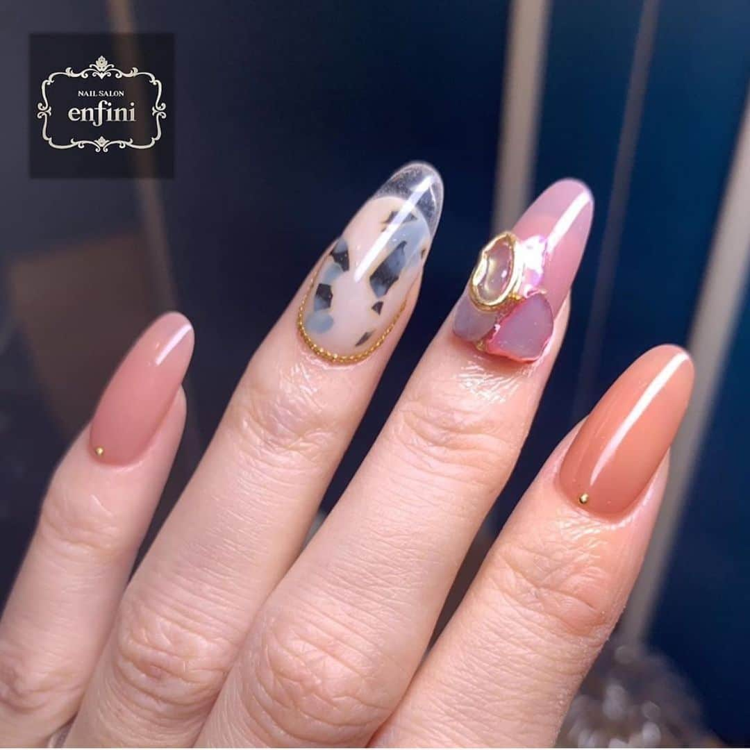 initygel_officialさんのインスタグラム写真 - (initygel_officialInstagram)「#Repost @nailsalon_enfini with @get_repost ・・・ white bekko×pekina* エキスポに向けてネイルをチェンジ。 ・ ・ 今回のエキスポではINITYGELブースでpekina商品を販売致します。 写真のわたしの爪も全てpekinaを装着してます。 ・ わたしはもともと爪がきれいな方でコンプレックスはそんなになかったのですが、それでもpekinaを付けるとよりきれいな仕上がりになって、本当に感動します！ ・ サロンにも導入してますが、今まで爪にコンプレックスがあったお客様には喜んでいただけてます。 亀裂が入ってしまった場合のリペアにも最適ですし、これまでの長さ出しにかかる時間が短くなりなんといってもフォルムがきれいなんです。イクステンションが苦手な方には、ぜひ使って頂きたいと心からオススメできる商品です！ ・ ・ エキスポでは、一本体験でpekinaもできますので興味のある方は是非アイニティブースに足をお運びください☺︎ ・ お待ちしております！ ・ #gelnail#nailart#ネイル#ネイルアート#ジェルネイル#ジェルアート#ネイルデザイン#手描きアート#ジェル#美甲#指甲#ネイルサロン#nailsalon#instanail#札幌#enfini#アンフィニ#젤네일#네일#大人ネイル#nailist#オフィスネイル#トレンドネイル#秋ネイル#initygel #アイニティジェル#べっ甲ネイル#ホワイトべっ甲#pekina」11月22日 16時35分 - initygel_official