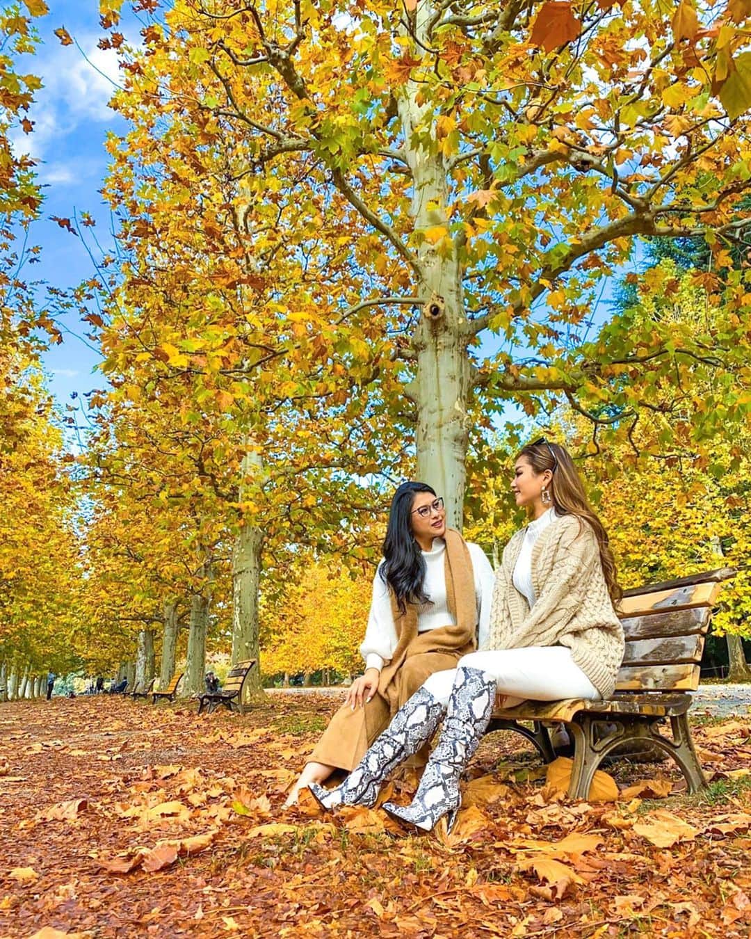 のインスタグラム：「#misslola#platan#platanus#autumnleaves#blogger#bloggerlife#bloggerstyle #autumn#ootd#autumnfashion#pyphon#snake#margusha #boots#twins#bff#longhair#photogenic#genic_tokyo#fall#秋#紅葉#プラタナス並木#パイソン#オトナ女子」