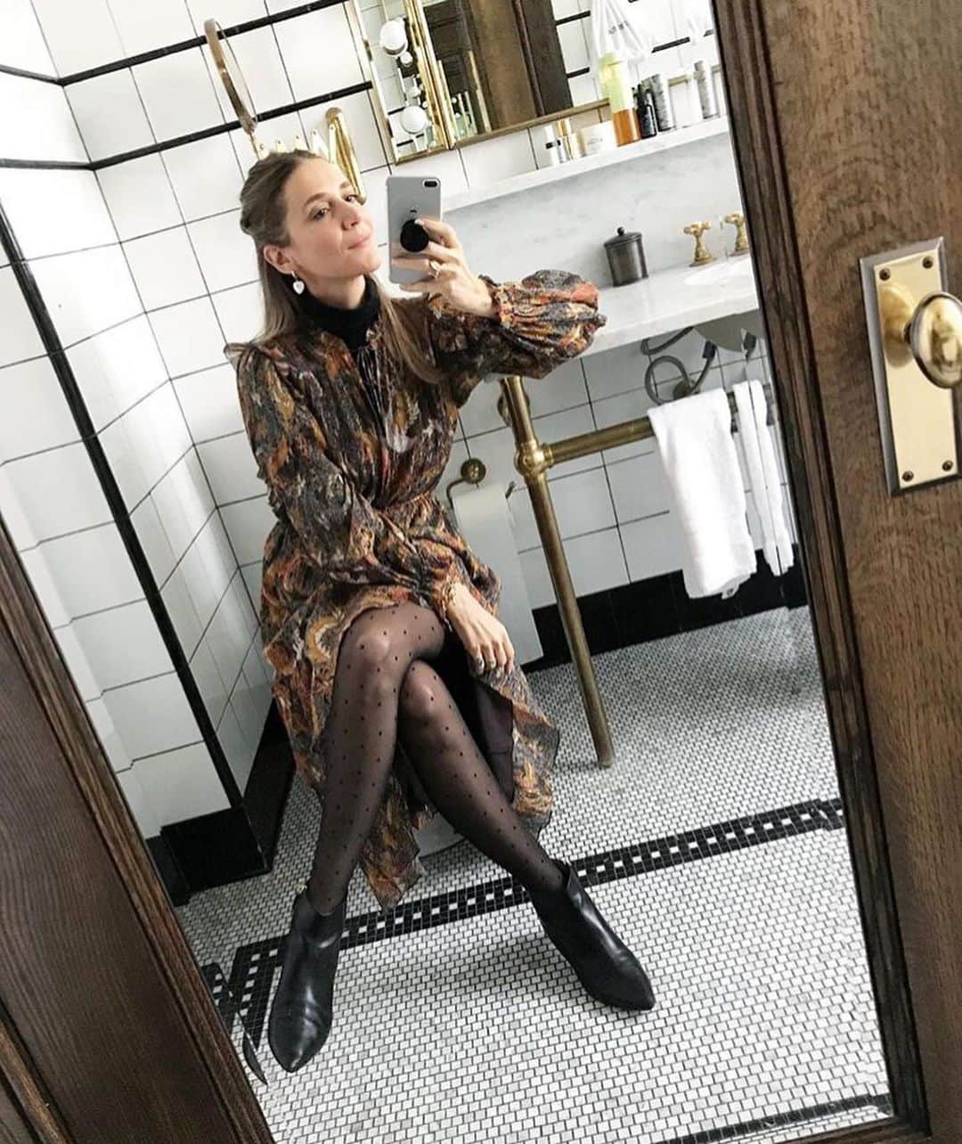 ルパートサンダーソンのインスタグラム：「#RSWomen | @laura.fantacci wears Fairview, available at @matchesfashion | #Regram #WardrobeIcons #AnkleBoots #WinterFashion #AW19 #RupertSanderson」