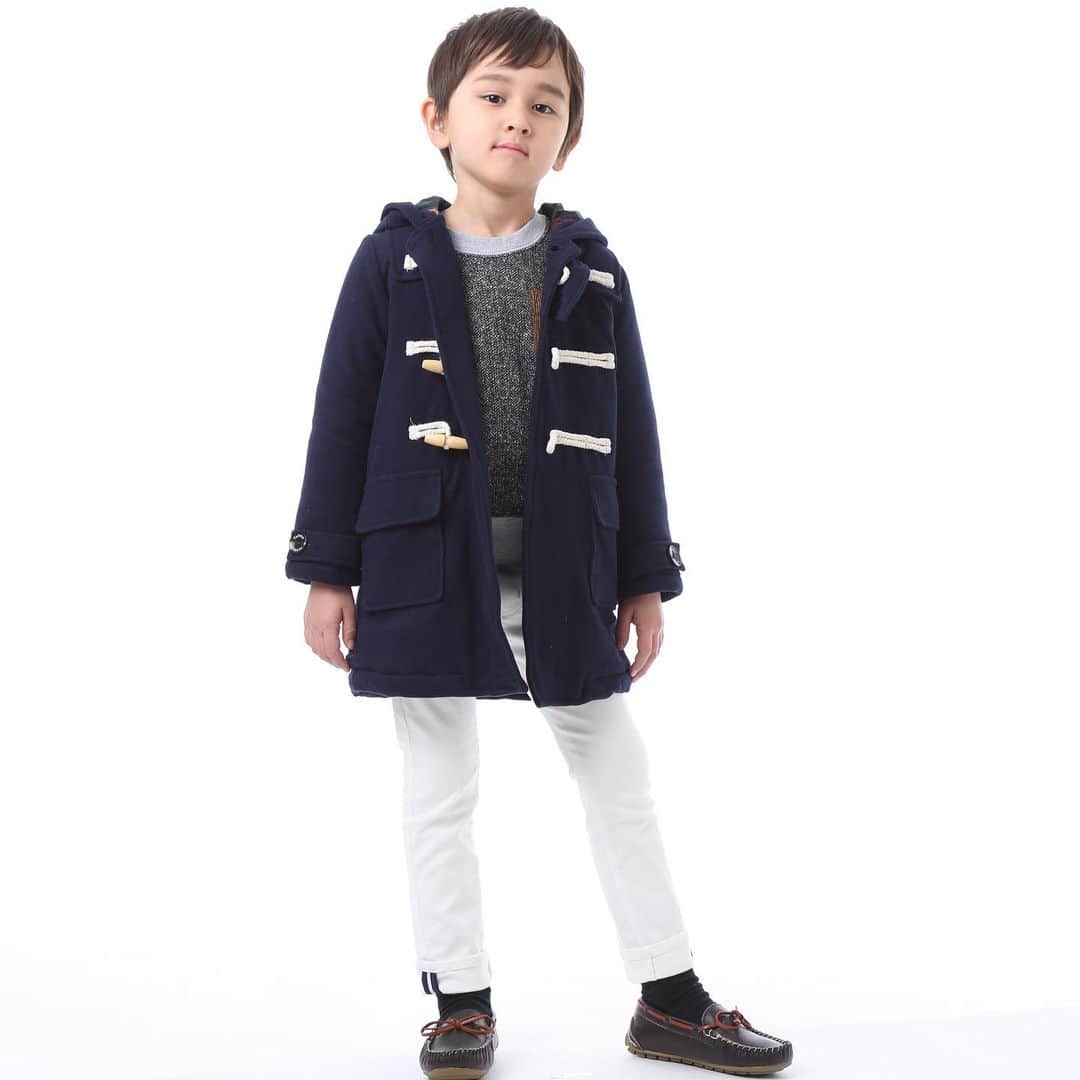 TAPPETのインスタグラム：「tappet毎年大人気のダッフルコートは男の子も女の子も着ていただるユニセックスアイテム☝️ フードの中のチェック柄がさりげなくてオシャレ😊✨ ネイビーとグリーンの2カラーです。 梅田阪急POPUPでも並べていますので、よかったらぜひ羽織ってみてくださいね🤗」