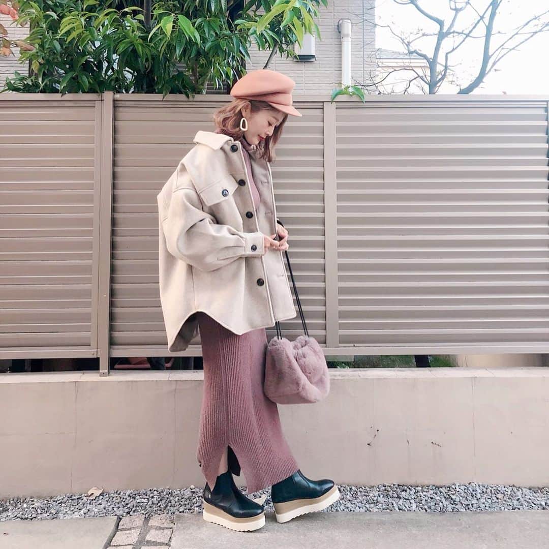 のインスタグラム：「〻CPO jacket〻 ・ ・ ・ @mimiisa_shop の#CPOジャケット ヘビロテ𓂃 ・ ニットワンピに合わせたかった♡♡ワンピは去年から愛用してるもの。 ・ 今日は寒すぎた、、暑いのも嫌だけど寒いのも嫌だーー病気の季節だ😷皆さん気をつけましょう。 ・ ・ ・ outer▶ @mimiisa_shop onepiece▶ @titivatejp shoes&bag&cap▶ @donobanweb pierce(イヤリング変更可)▶ tinyプロフィールから飛べます*⋆✈ ・ ・ ・ #ファッション#コーデ#fashion#ママ#ママコーデ#プチプラコーデ#大人カジュアル#ヘアアレンジ#mineby3mootd#オン眉#大人可愛い#ジユジョ#冬コーデ#産後3ヶ月#ママリファッション#ママリ#シンプルコーデ#158cm#mamagirl#locari#lucrajp#ハイトーン#ハイトーンカラー」