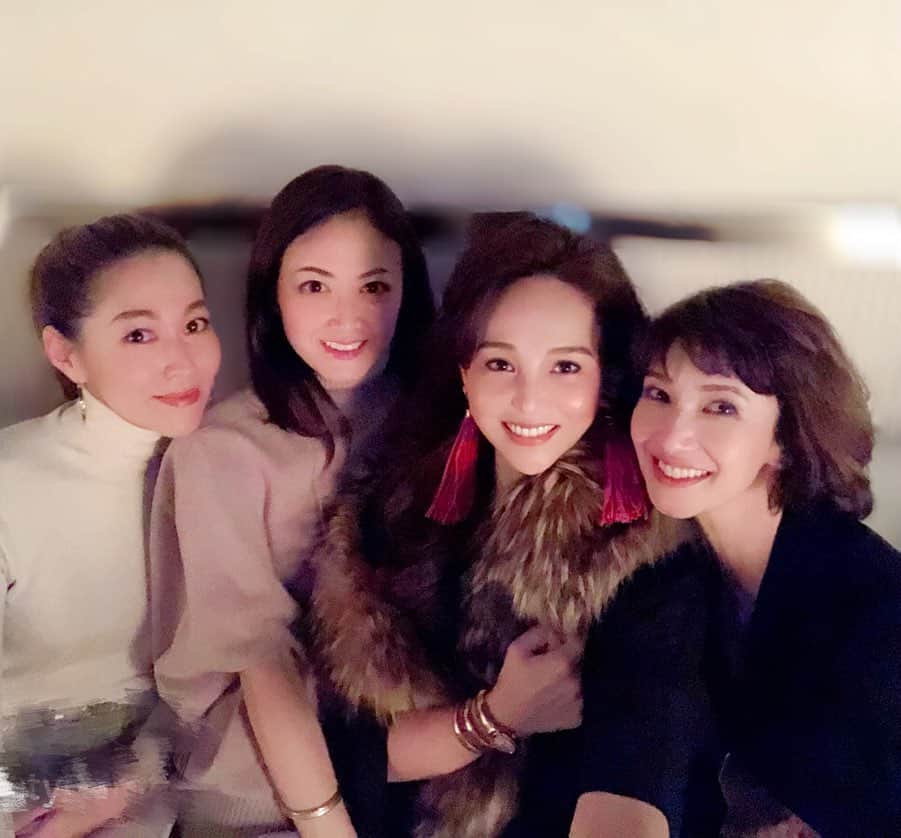 のインスタグラム：「大親友の誕生日🎂🎉💕 ． 倖田來未ちゃんの 『ふたりで』を歌うと 毎年泣く😭😭😭 ． お互いの事を 自分の事のように… 喜んだり悲しんだり💕 ． 今年も家族仲良く💕 最高〜〜の笑顔で お誕生日を迎えられた事が何より嬉しい😆✌️ ． happy birthday💕 ． #大親友#大家族 #誕生日#親友の笑顔最高  #happybirthday  #love#bestfriend  #bestie ．」