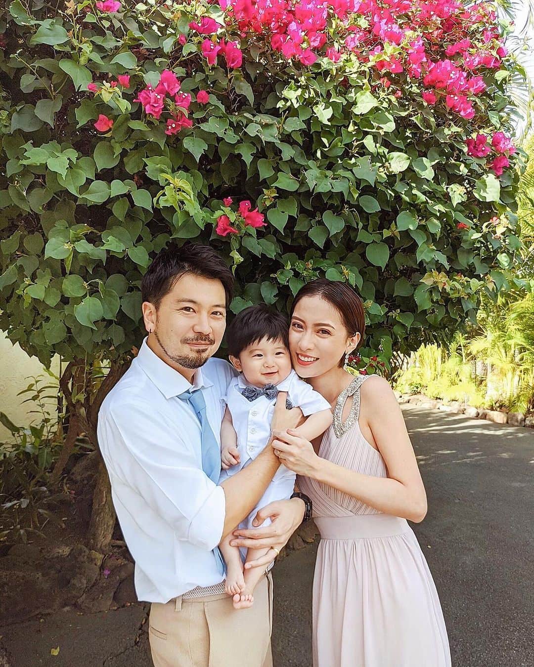 ソンイのインスタグラム：「ハワイ写真のアップが追いついてなさすぎるけど、あっという間に明日には帰国🥺👋🏼﻿ ﻿ 今回の旅の目的のあやちゃんweddingに家族で参列できてとっても幸せでした🌺🕊🌈﻿ 将来息子にも、あやちゃんのように心が愛で溢れた女性をお嫁さんにしてほしいな💍❤️﻿ ﻿ 今回の旅行中、旅のしおりがわりに予定をTimeTreeで共有していたからスムーズに行動ができました💞﻿ ﻿ 初めての子連れ海外旅行でドキドキしたけど、息子には全てが新鮮な体験で楽しそうに刺激を受けていて👦🏻🌴﻿ パパママはその笑顔を見れて今までの旅行とは違う新しい幸せを感じ、お互いのサポートに感謝でき夫婦仲も深まった旅に🌺﻿ また来ようね❤️❤️❤️﻿ #タイムツリーはじめました #TimeTree #PR」