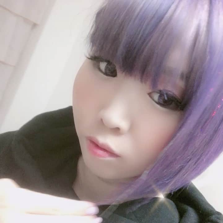 RINGOのインスタグラム：「💜💜💜 #ティンセル きらきらして嬉しいー💖 1週間たっても生き残ってる☺️💜 • #パープルヘアー #派手髪」