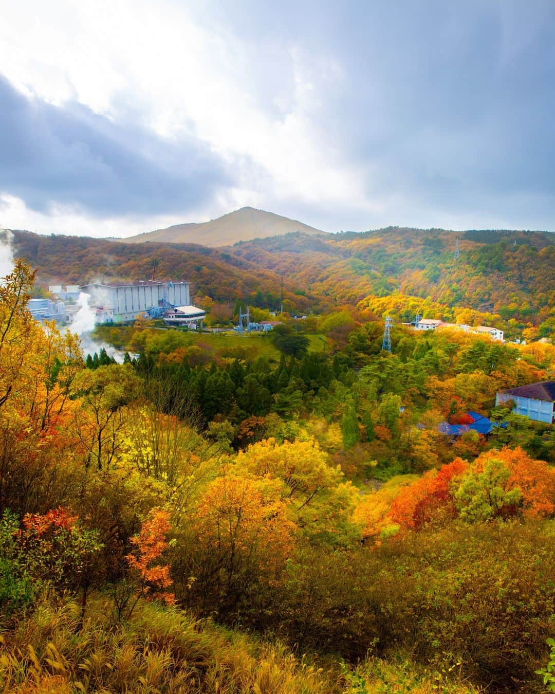 九州電力さんのインスタグラム写真 - (九州電力Instagram)「九重町にある日本で最も大きな地熱発電所 #八丁原発電所 🏭🍁 . 阿蘇くじゅう国立公園の九重連山など、山々に囲まれ、今の時期は鮮やかな紅葉をお楽しみいただけます👀✨ . 📍八丁原地熱発電所 . 入場無料でお楽しみいただける展示館も併設👣✨ 詳しくは、九州電力のHPをご覧ください💭 . . #九州電力 #kyuden #九電 #九州の灯り #九州ぐらむ #広がり同盟 #九州旅行 #九州 #九州愛 #kyushu #大分観光 #大分旅行 #紅葉2019 #紅葉登山 #自然美 #秋の風景 #photo_travelers #japanlandscape #oita #powerplant #japaneseautumn #oitacameraclub #発電所 #筋湯温泉 #くじゅう #九重町 #九重連山 #九重夢大吊橋 #おんせん県おおいた」11月22日 17時00分 - kyuden_official