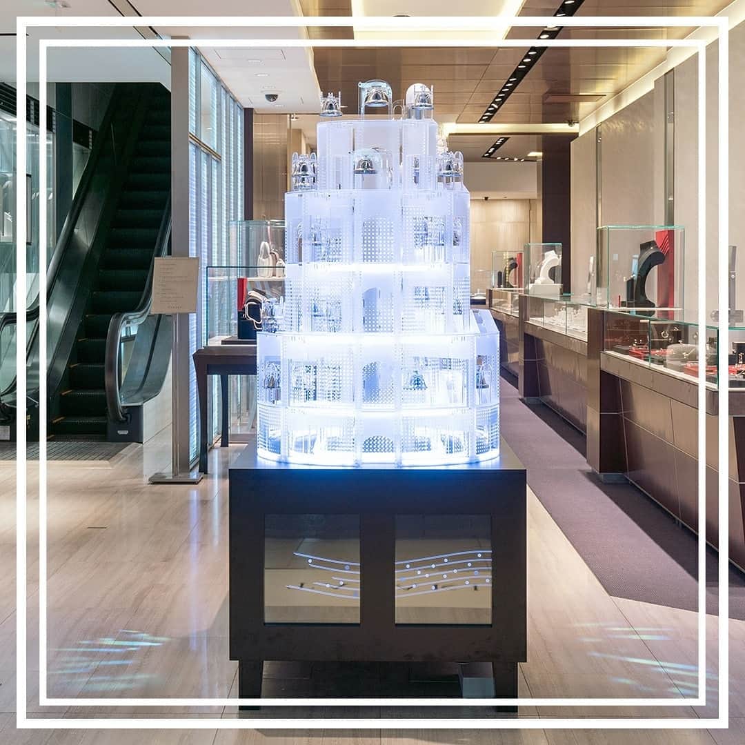 TASAKIさんのインスタグラム写真 - (TASAKIInstagram)「The mystical light radiating from the marble machine, “The Castle of Symphony” elevates the holiday mood at the TASAKI Ginza Flagship Store. #TASAKI #Holiday #christmas2019 #TimelessChristmas #PearlySymphony #TASAKIGinza #GinzaFlagshipstore #TheCastleofSymphony #mablemachine」11月22日 17時02分 - tasaki_intl