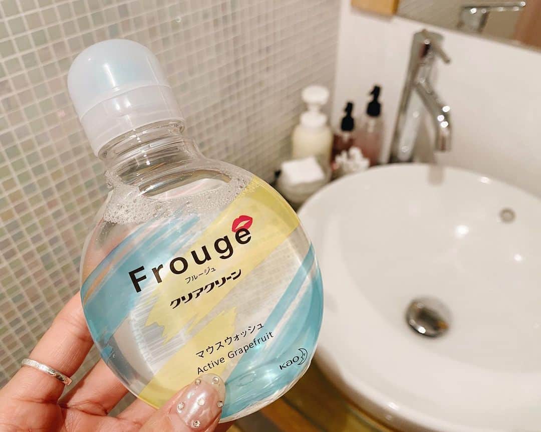 難波礼華のインスタグラム：「花王さんから頂いた#Frouge 💕 接客業だしお客様との距離近いから息大事っ‼ 直接口に注げるから時間のない時にもすぐ息リフレッシュ出来るし、お店の水場に置いて使ってるよ☺💕 #Frouge#息までメイク#フルージュ#マウスウォッシュ#仕事中に#PR」