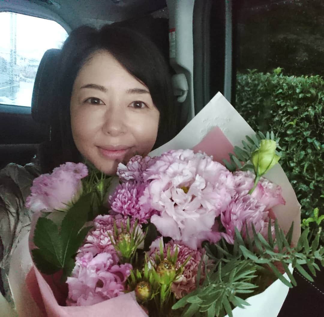 堀内敬子さんのインスタグラム写真 - (堀内敬子Instagram)「ほんの少しの撮影でしたのに。 お花までいただきました。 恐縮です。  大先輩の凄さを感じた撮影でした！  またお知らせしますっ！  #撮影 #お花いただきました #感謝」11月22日 17時14分 - horiuchi_keiko